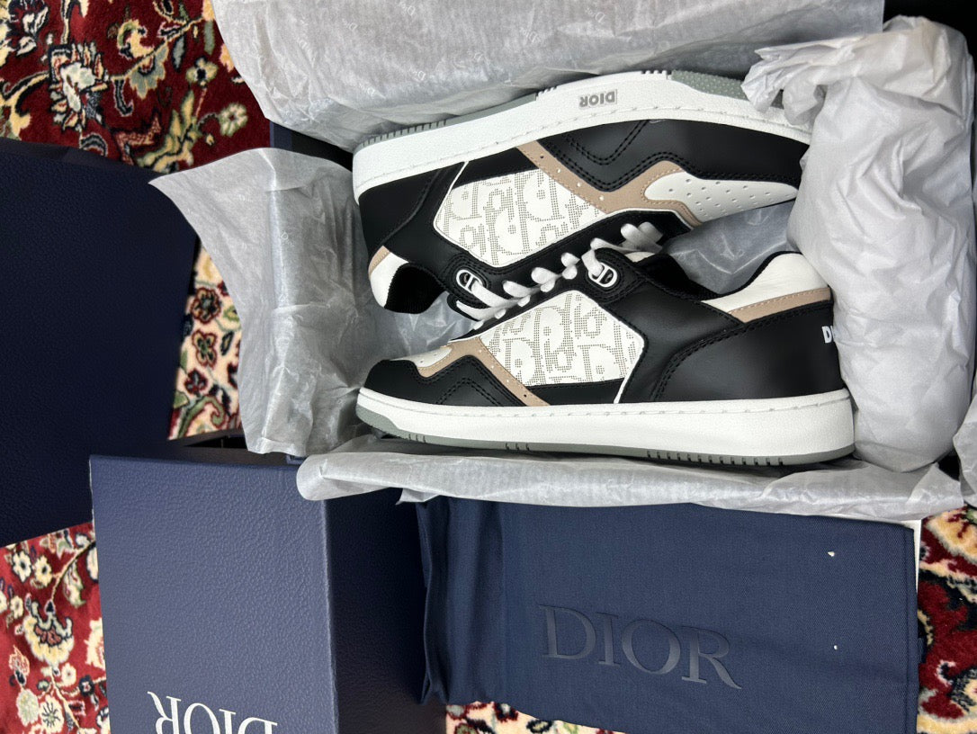Zapatos blancos y negros