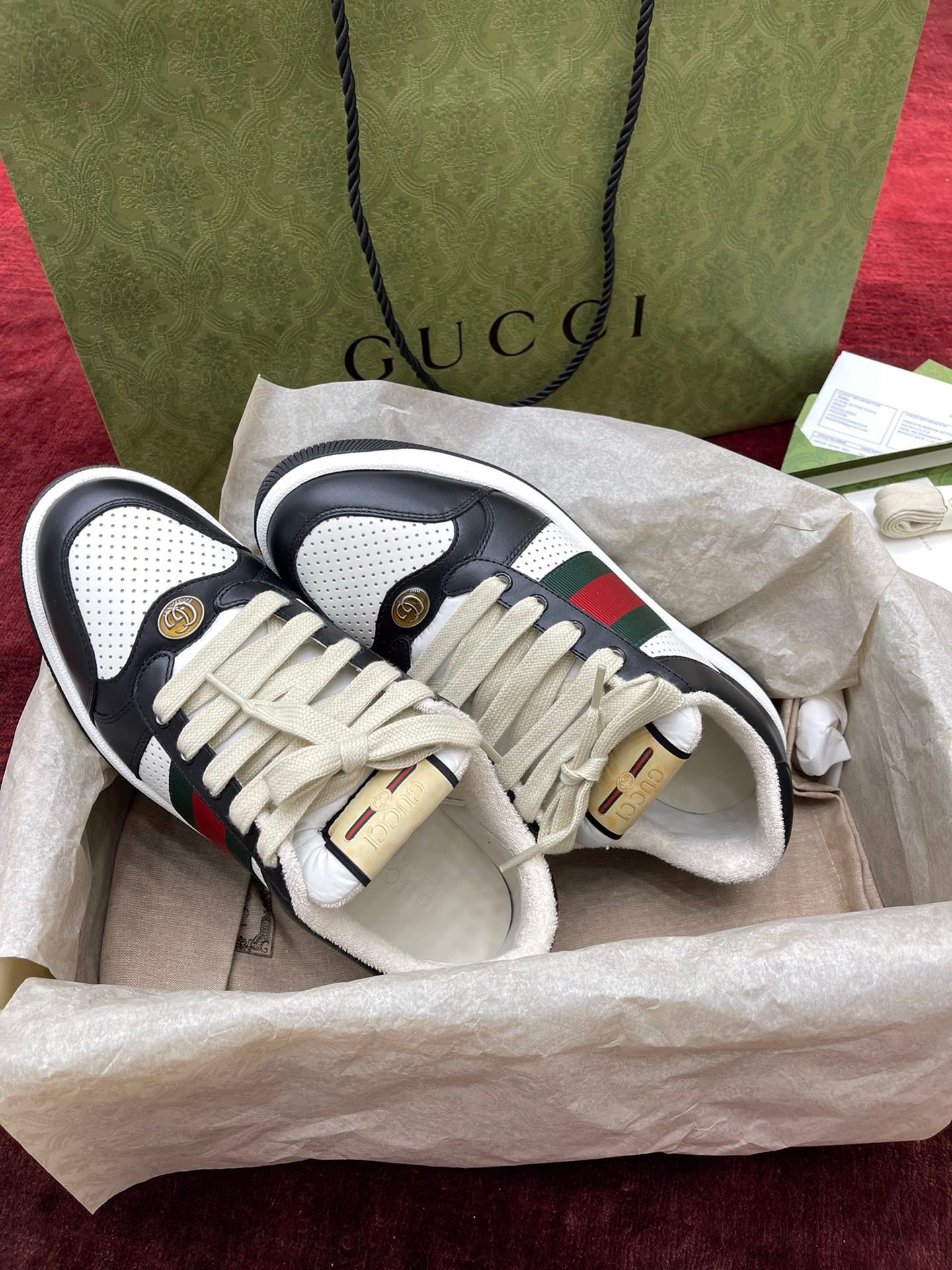 Zapatos blancos y negros