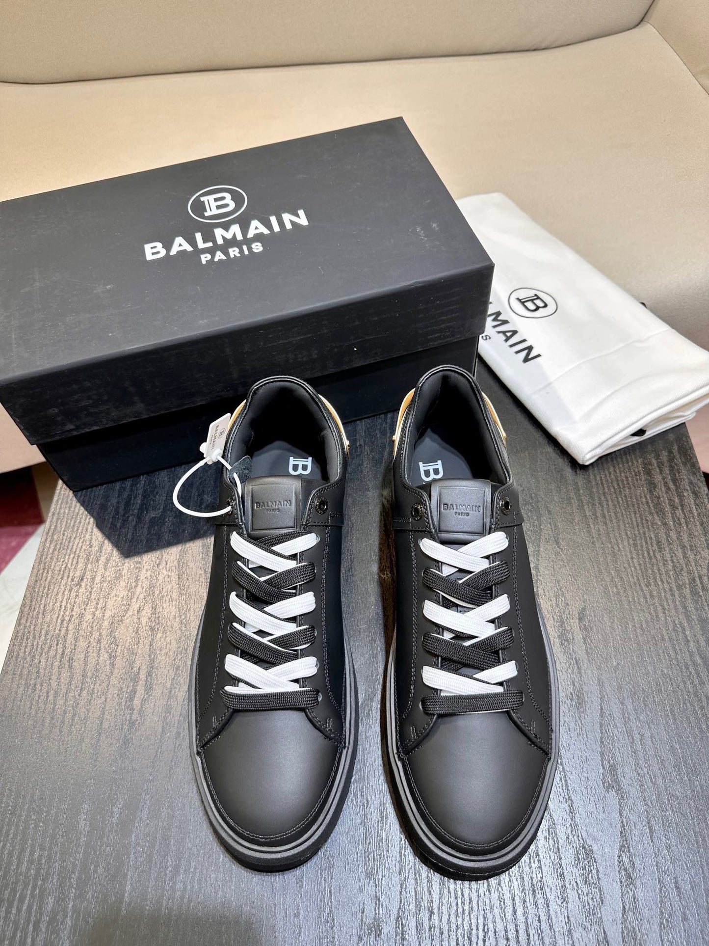 Zapatos blancos y negros