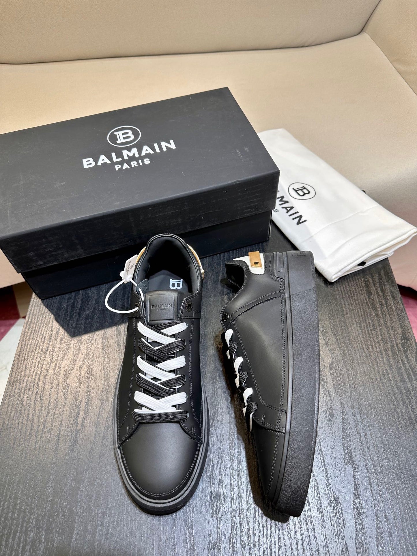 Zapatos blancos y negros