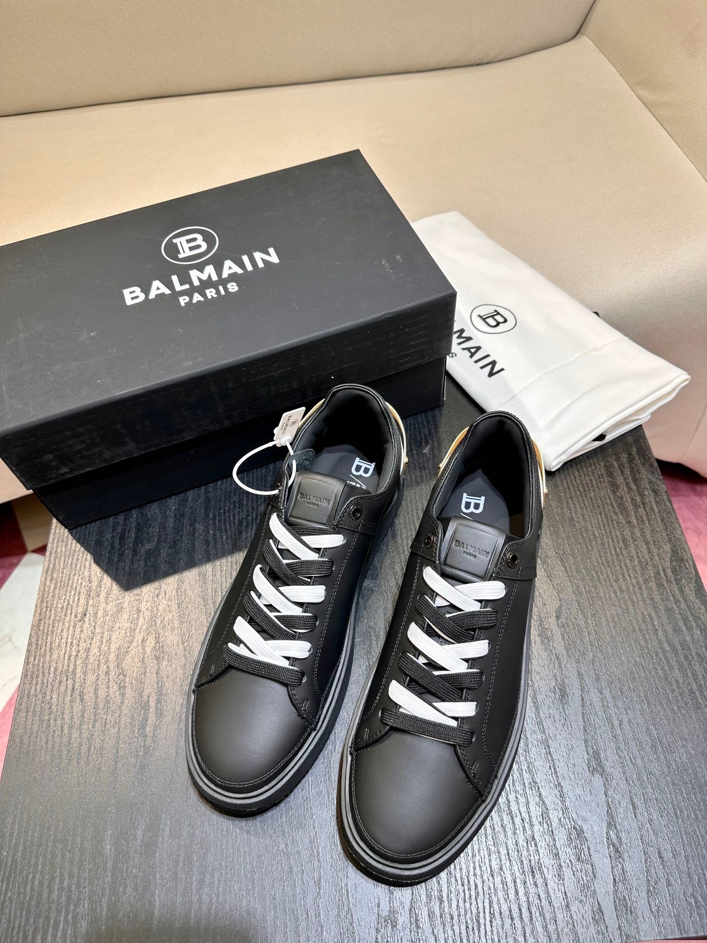 Zapatos blancos y negros