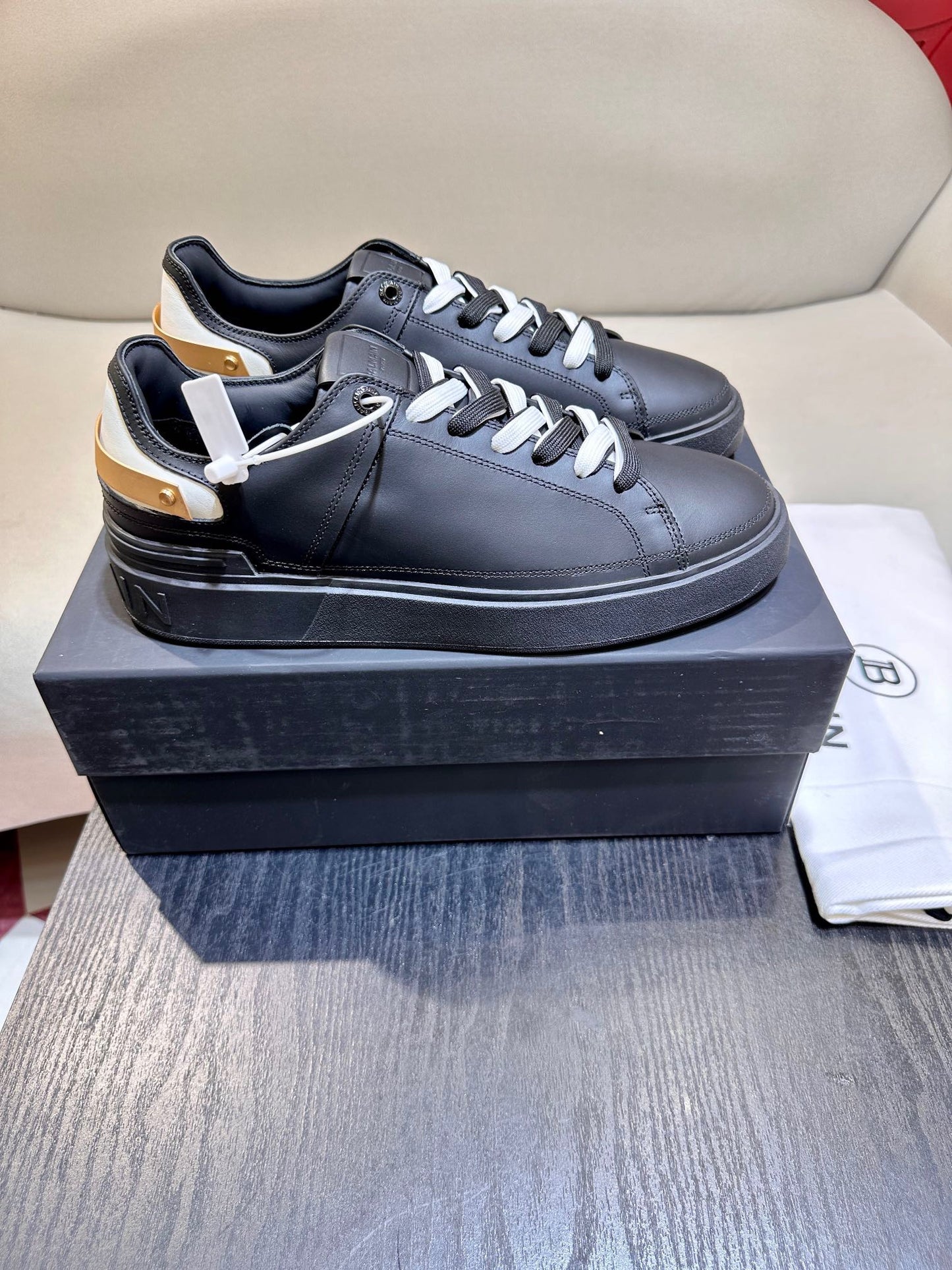 Zapatos blancos y negros
