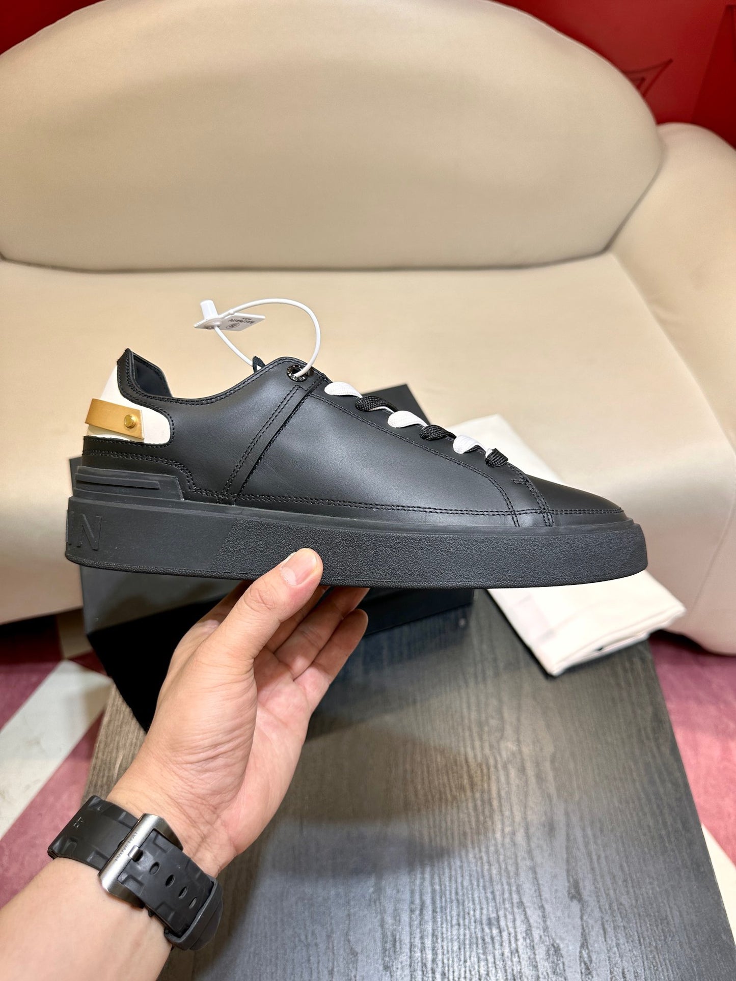 Zapatos blancos y negros
