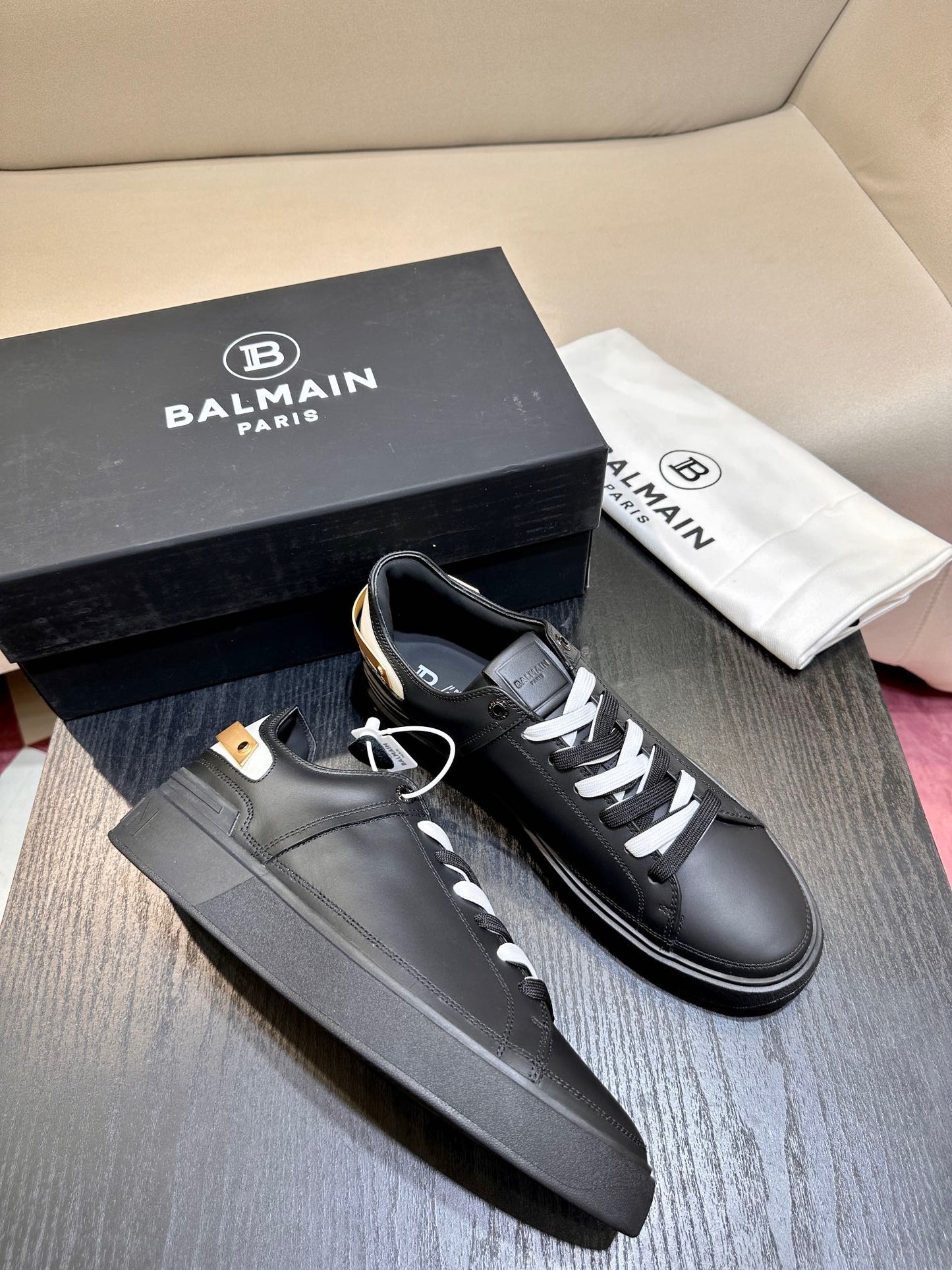 Zapatos blancos y negros