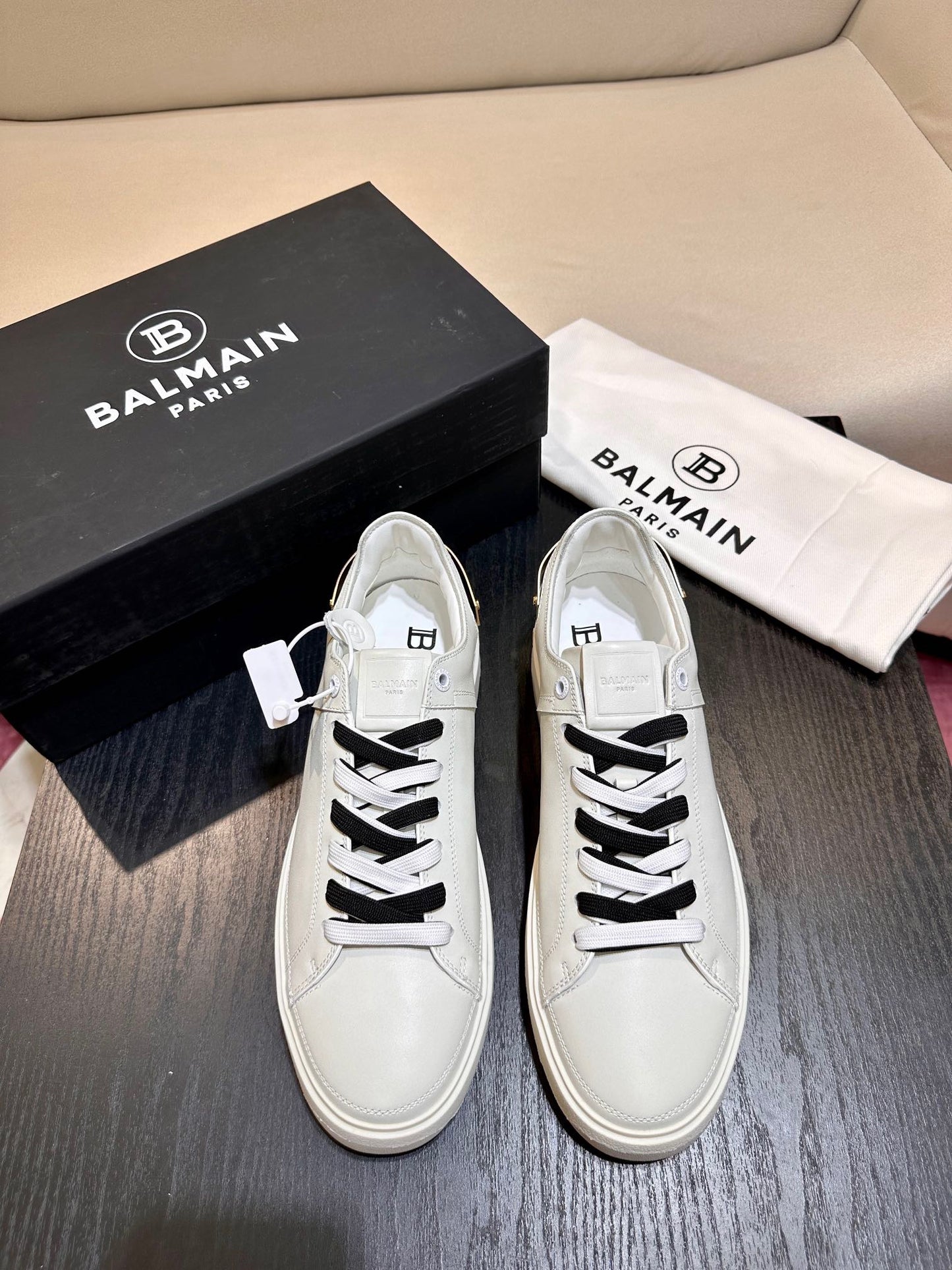 Zapatos blancos y negros
