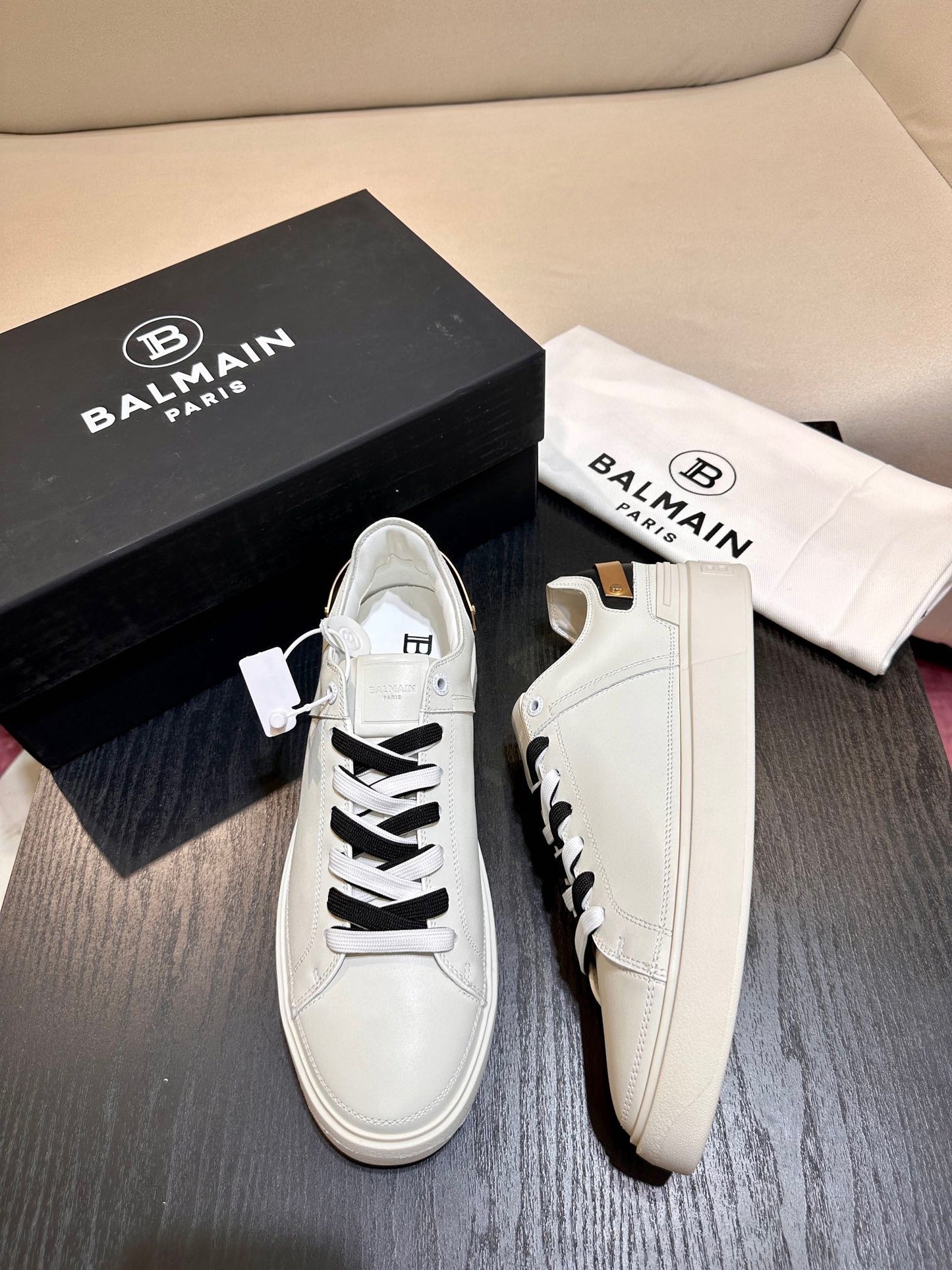 Zapatos blancos y negros