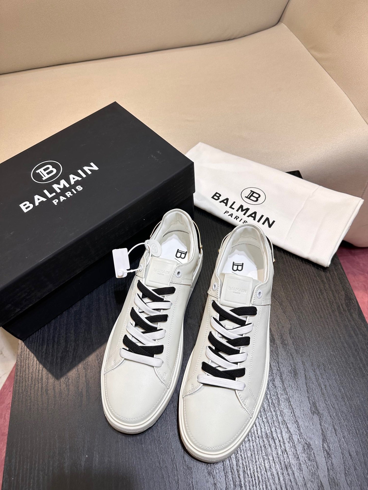 Zapatos blancos y negros