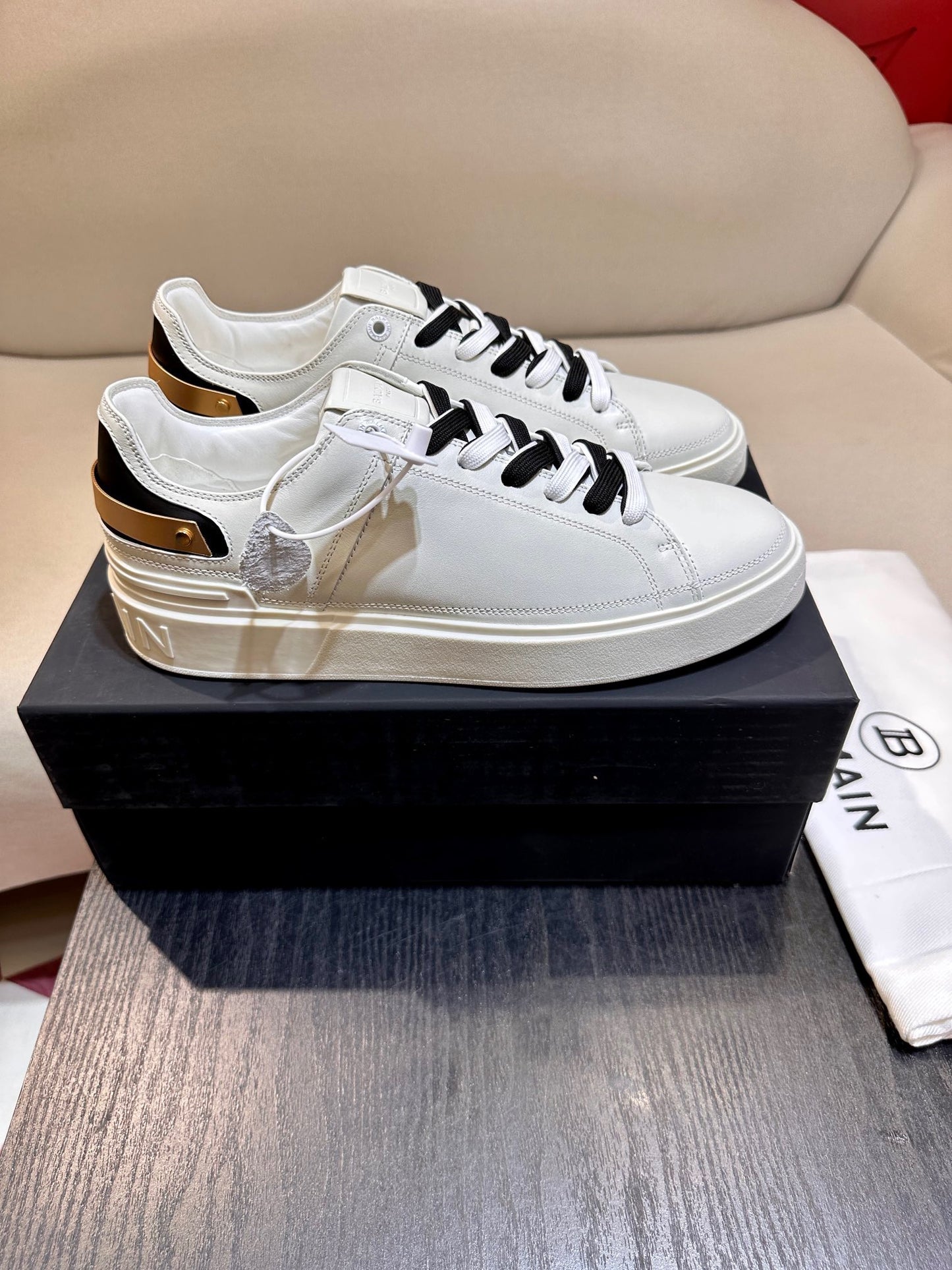 Zapatos blancos y negros