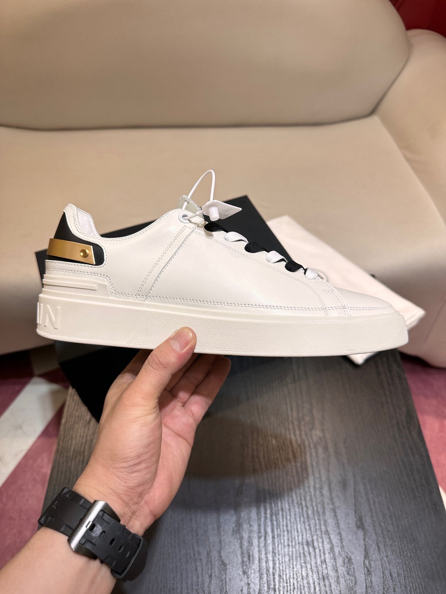 Zapatos blancos y negros