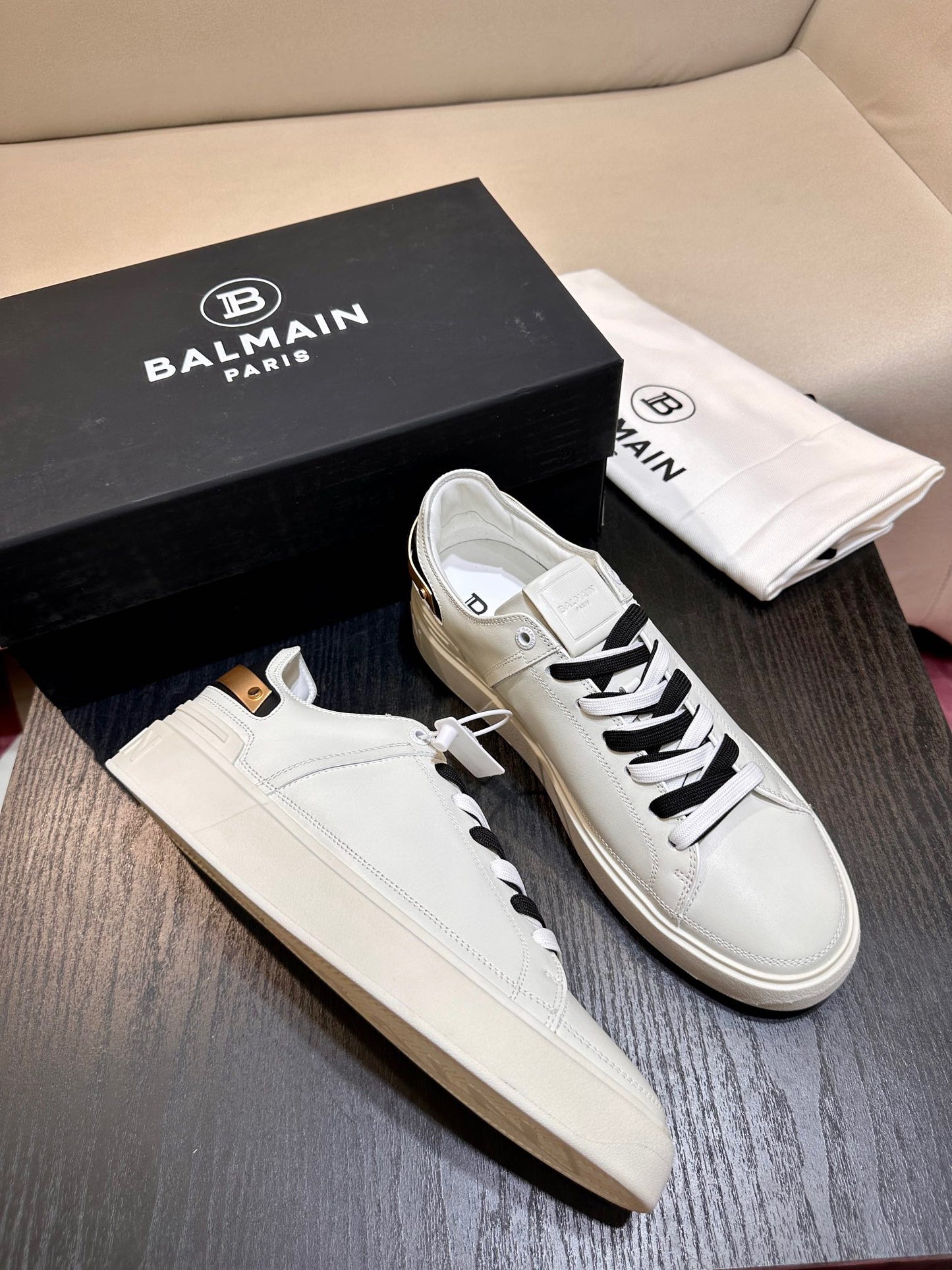 Zapatos blancos y negros