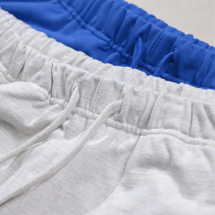Pantalones cortos blancos y azules