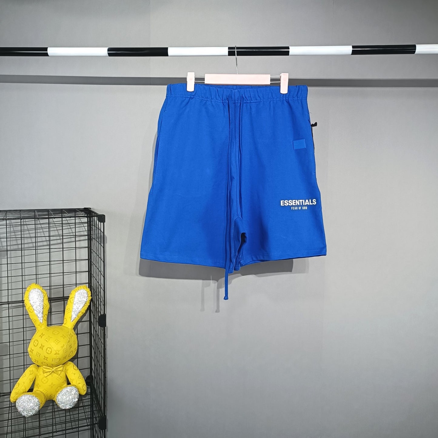 Pantalones cortos blancos y azules