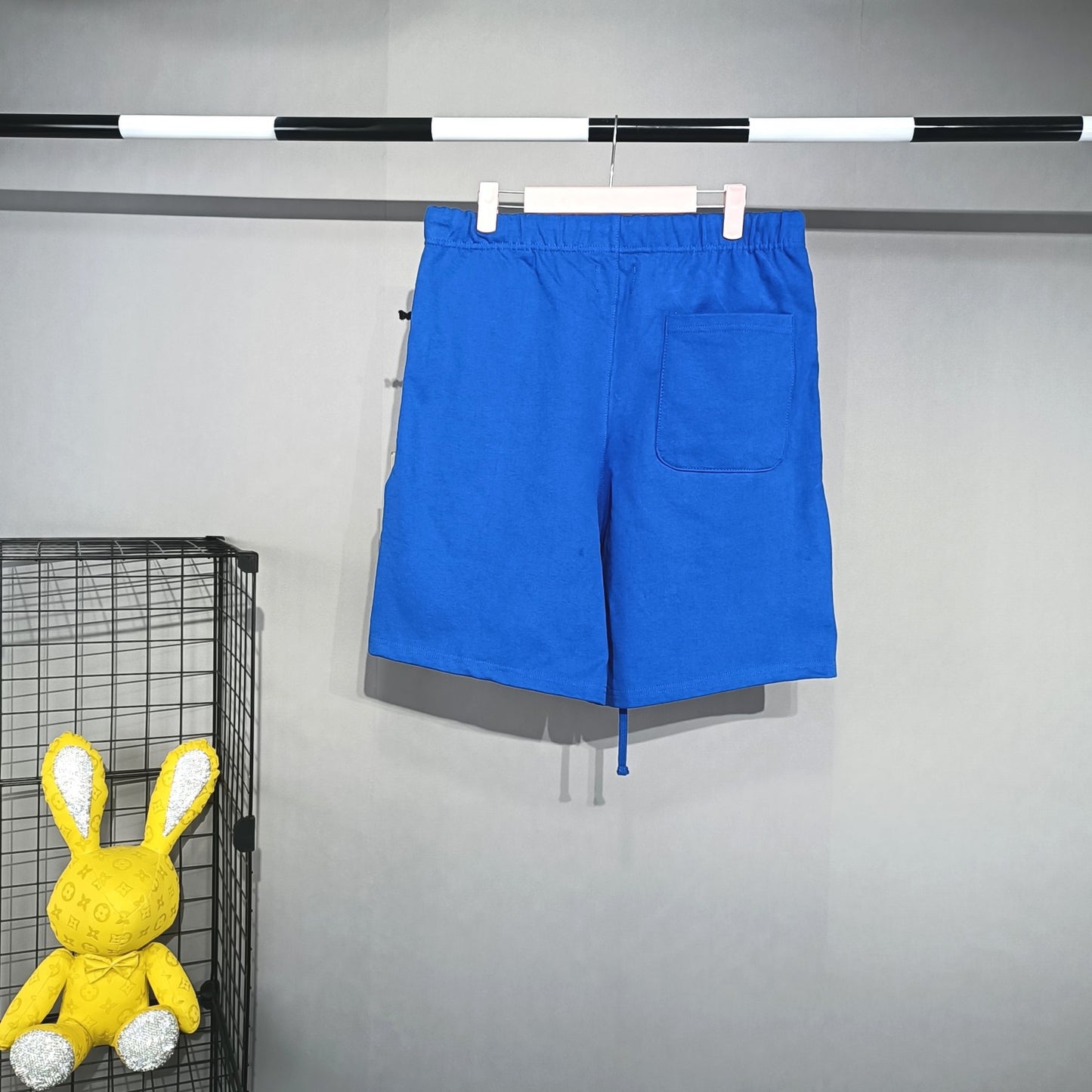 Pantalones cortos blancos y azules