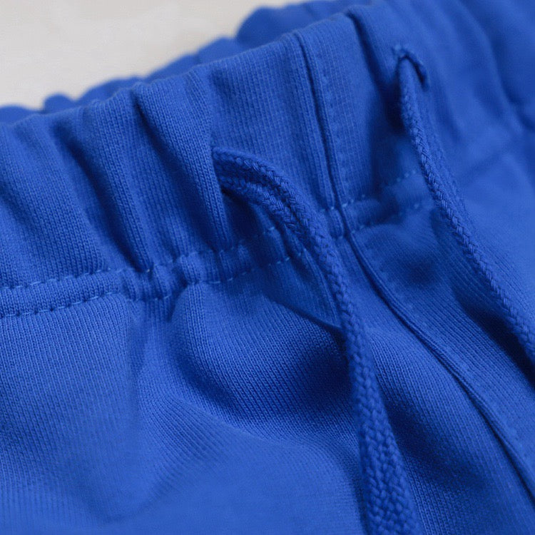 Pantalones cortos blancos y azules