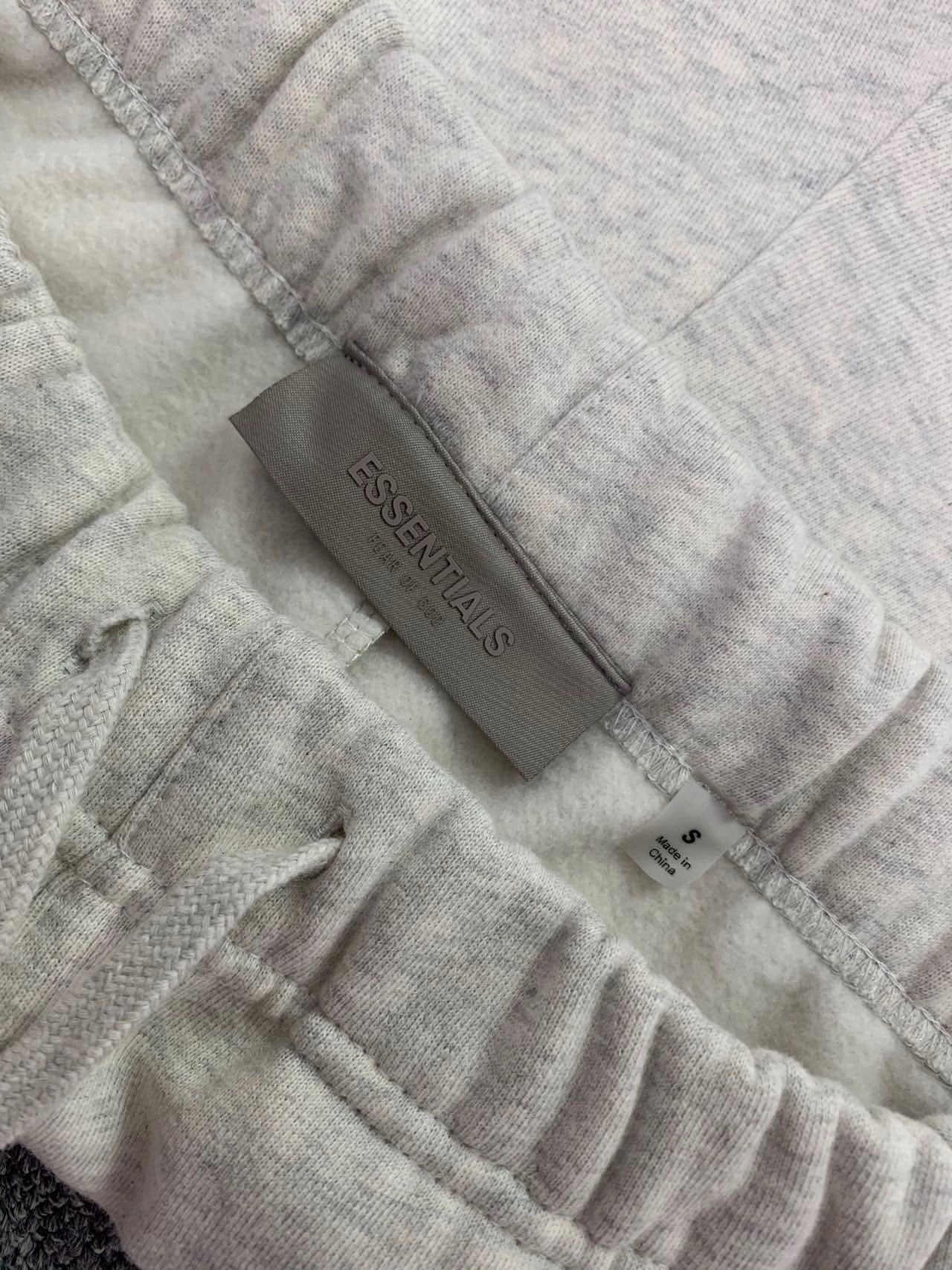 Pantalones cortos grises y negros
