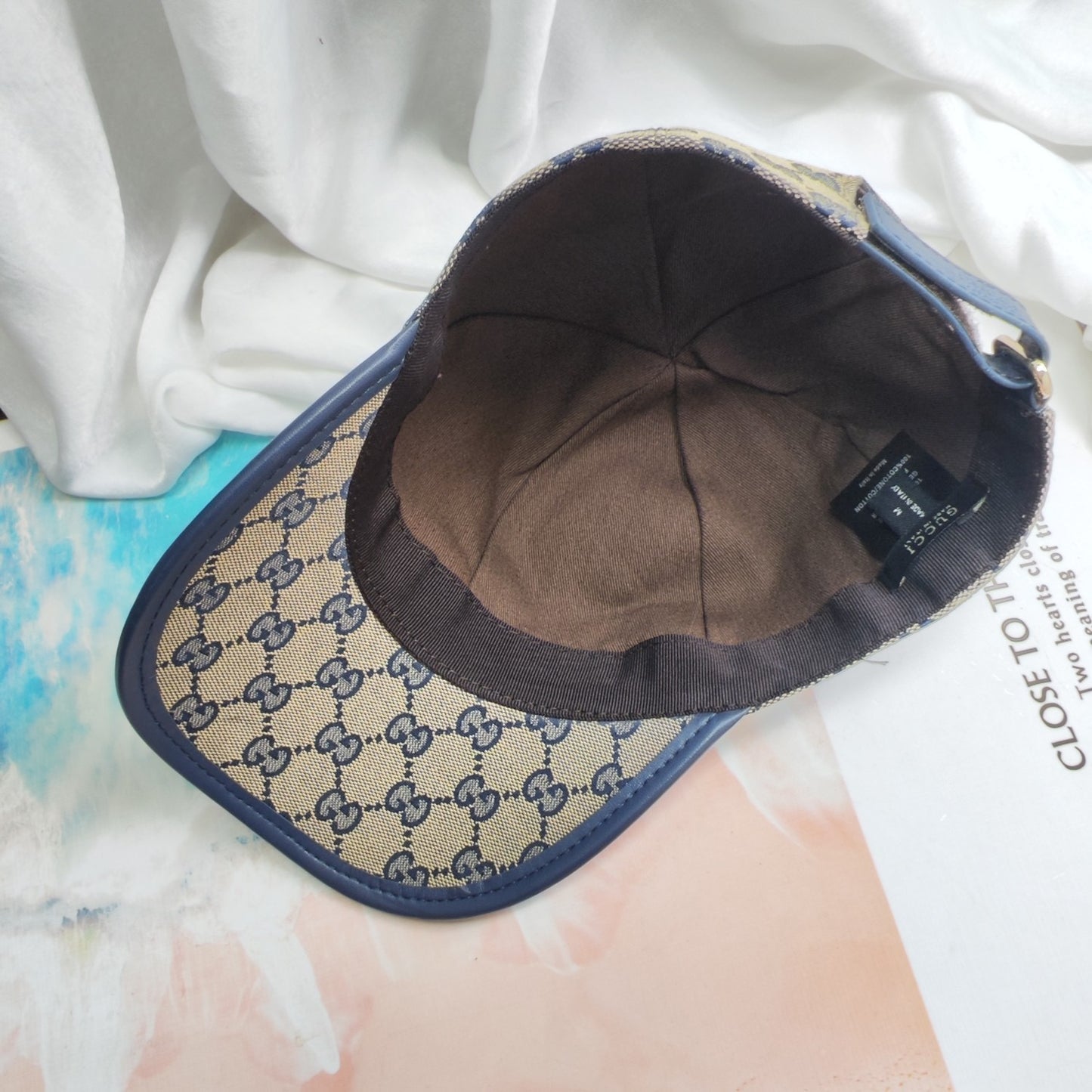 Gorras grises, marrones y negras