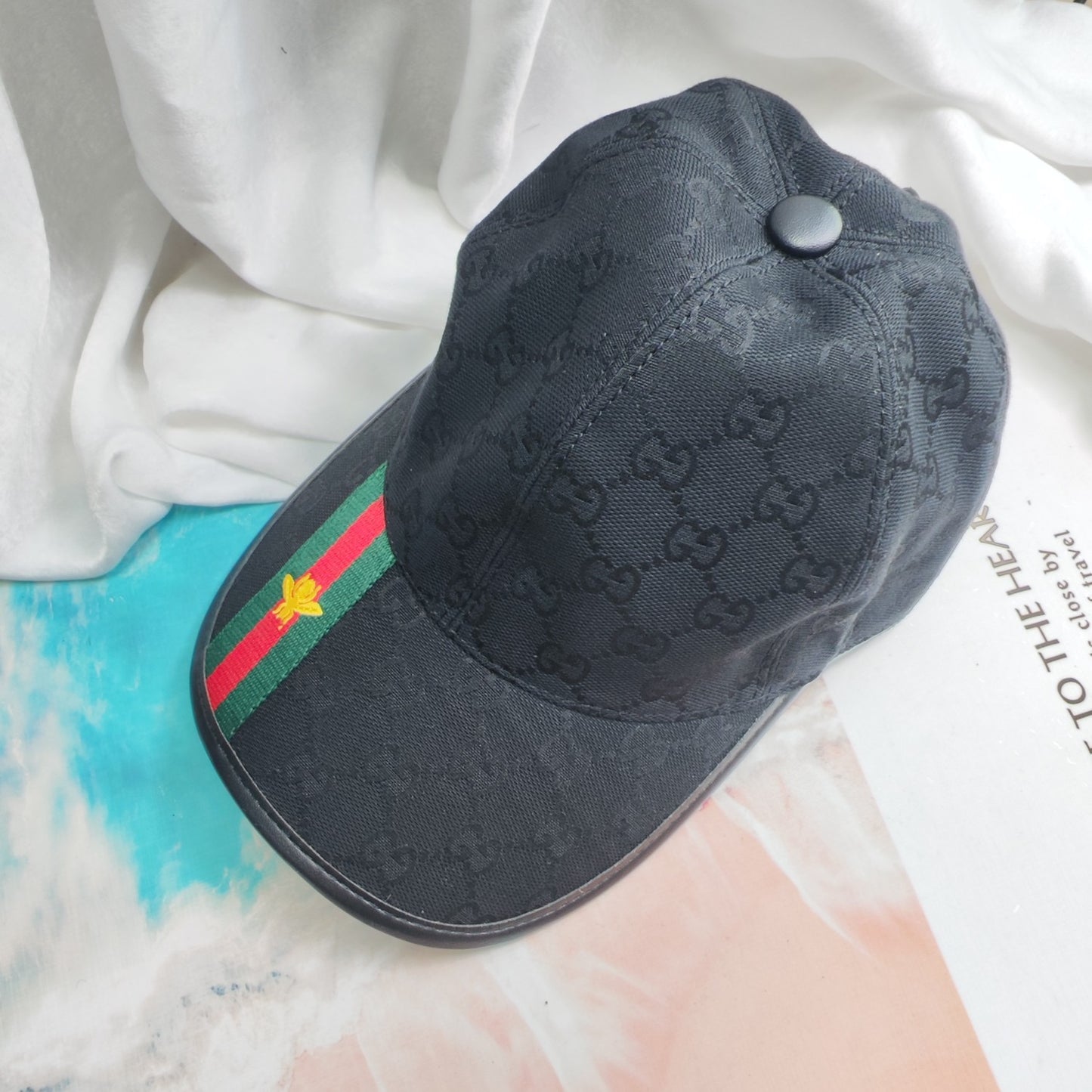 Gorras grises, marrones y negras