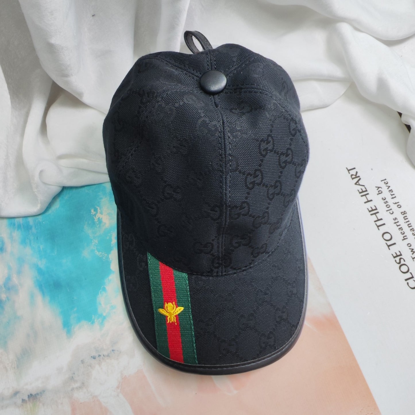 Gorras grises, marrones y negras