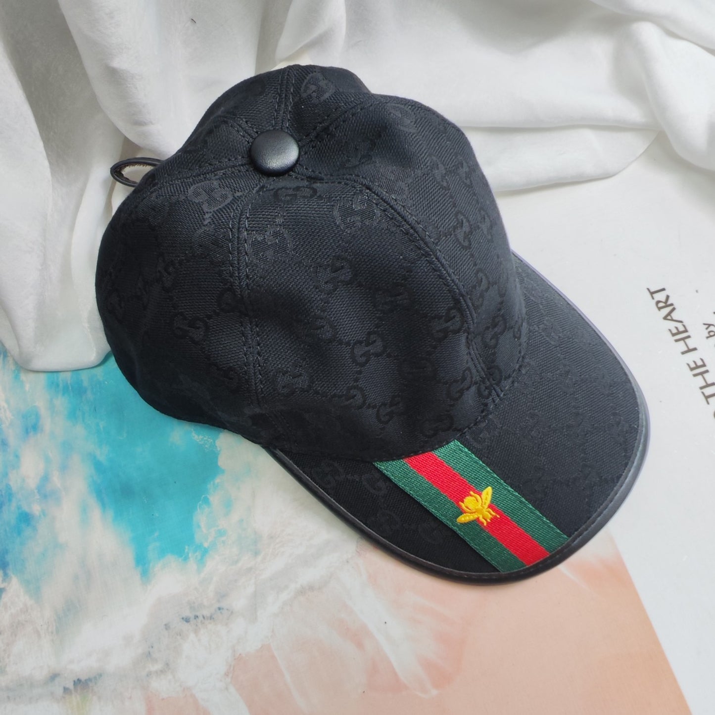 Gorras grises, marrones y negras