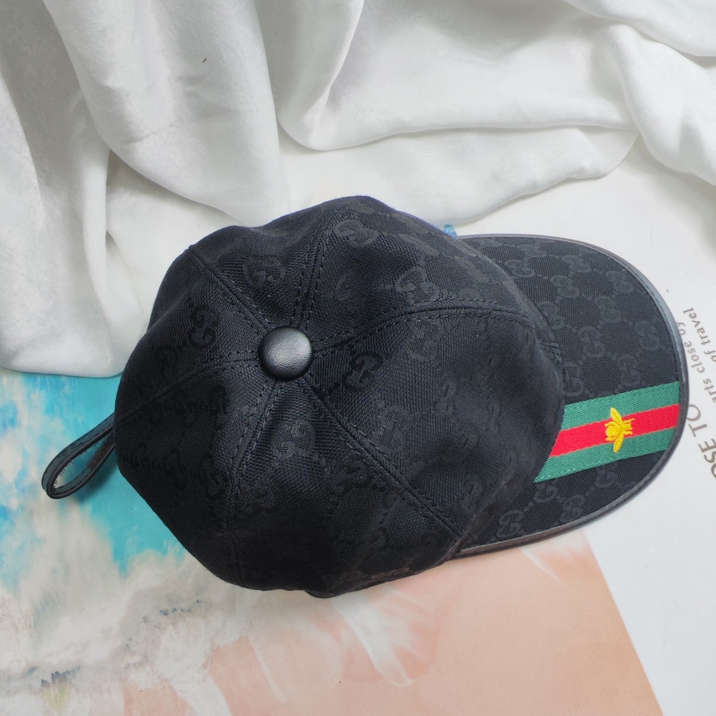 Gorras grises, marrones y negras