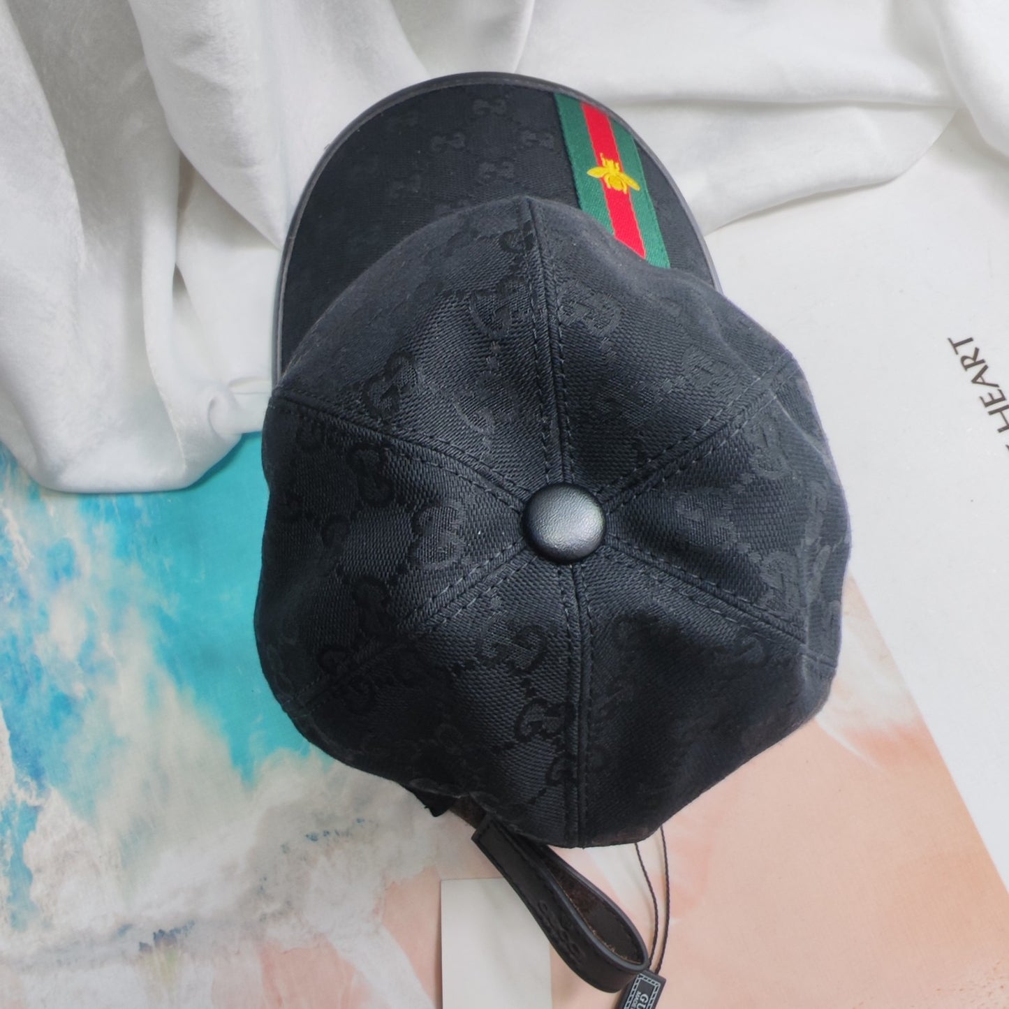 Gorras grises, marrones y negras