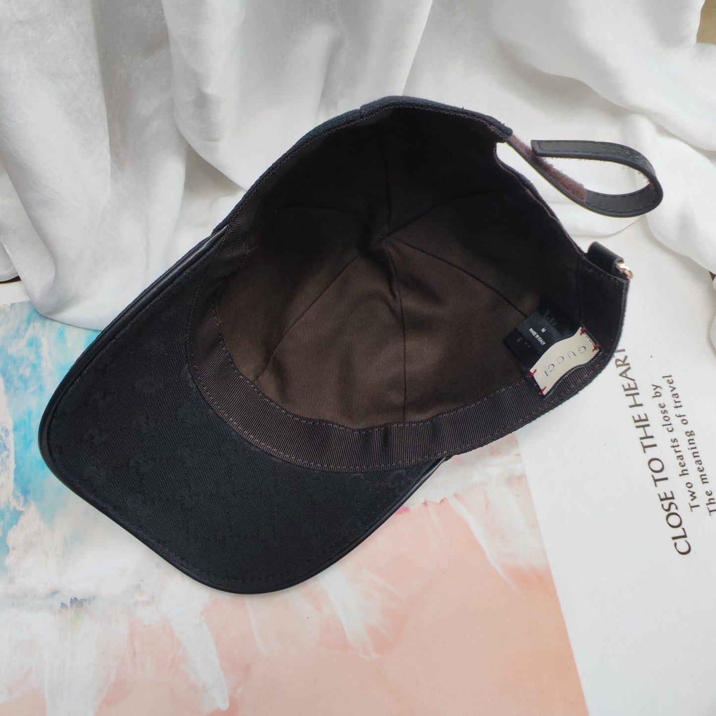 Gorras grises, marrones y negras