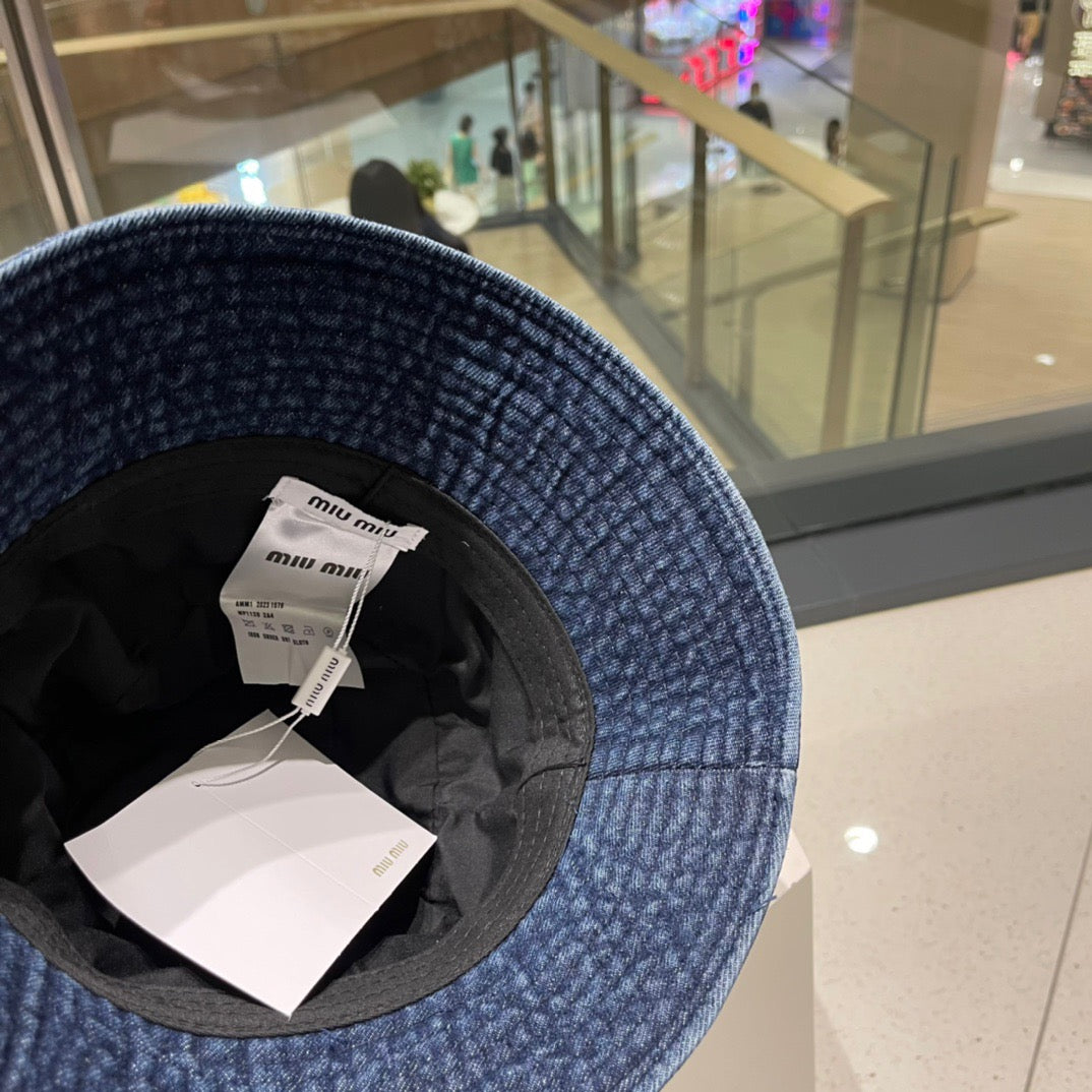 القبعات السوداء والزرقاء