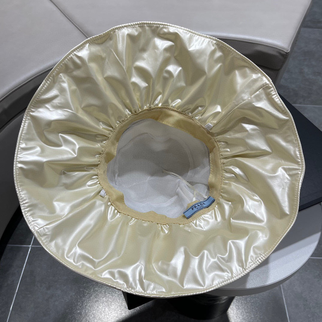 قبعات سوداء ورمادية