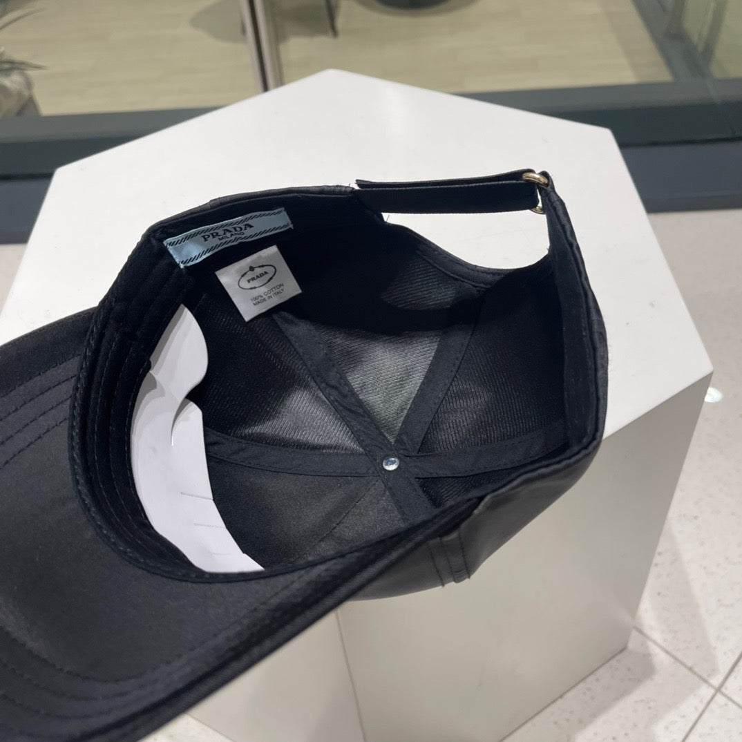 قبعات سوداء وبيضاء