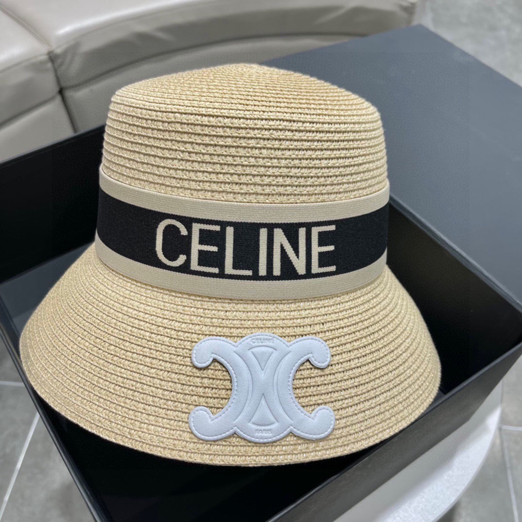 قبعات متعددة الألوان