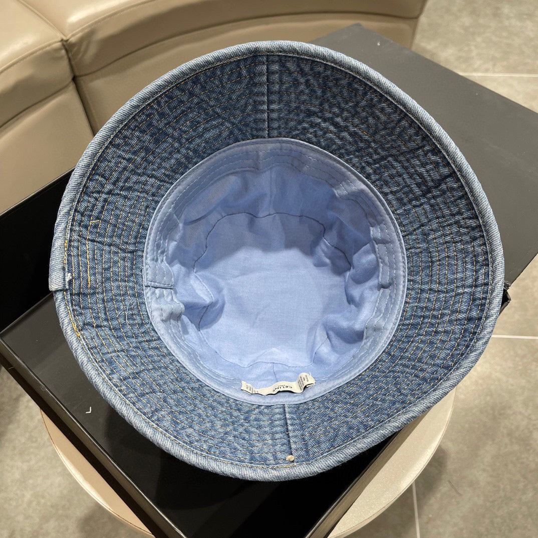 القبعات السوداء والزرقاء