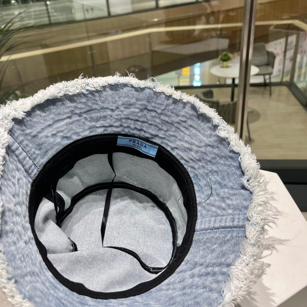 قبعات باللون الأزرق والرمادي والأزرق الفاتح