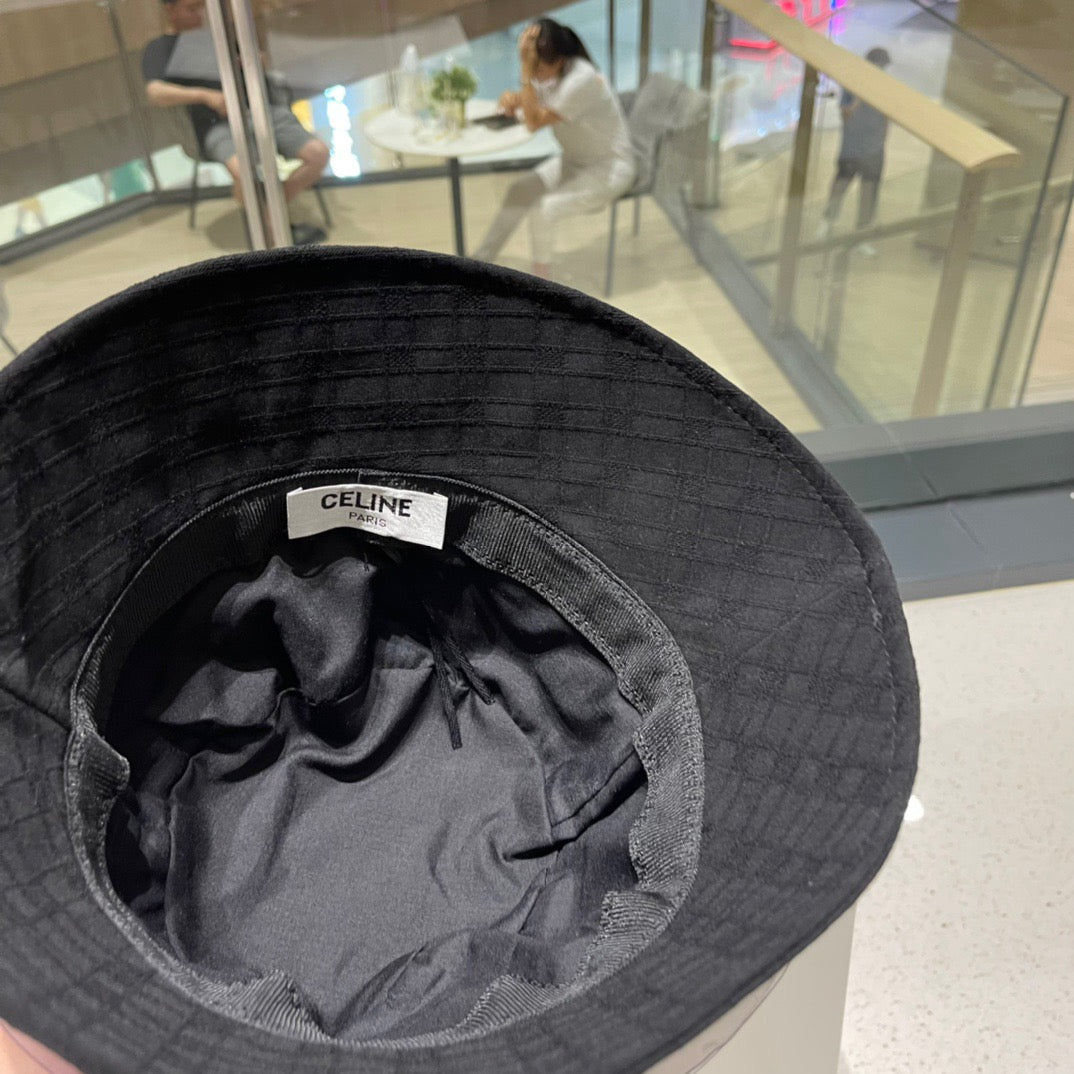 القبعات الرمادية والسوداء