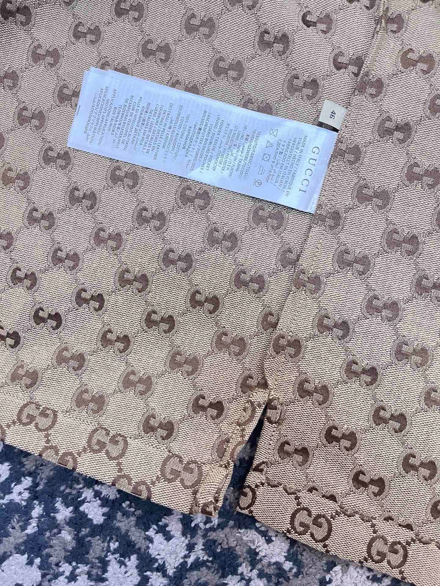 قمصان رمادية