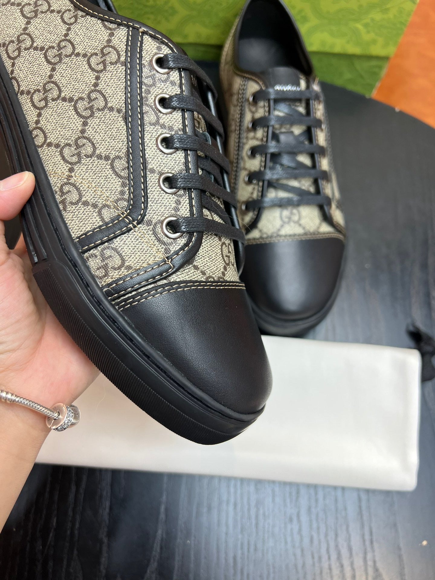 Mehrfarbige Schuhe