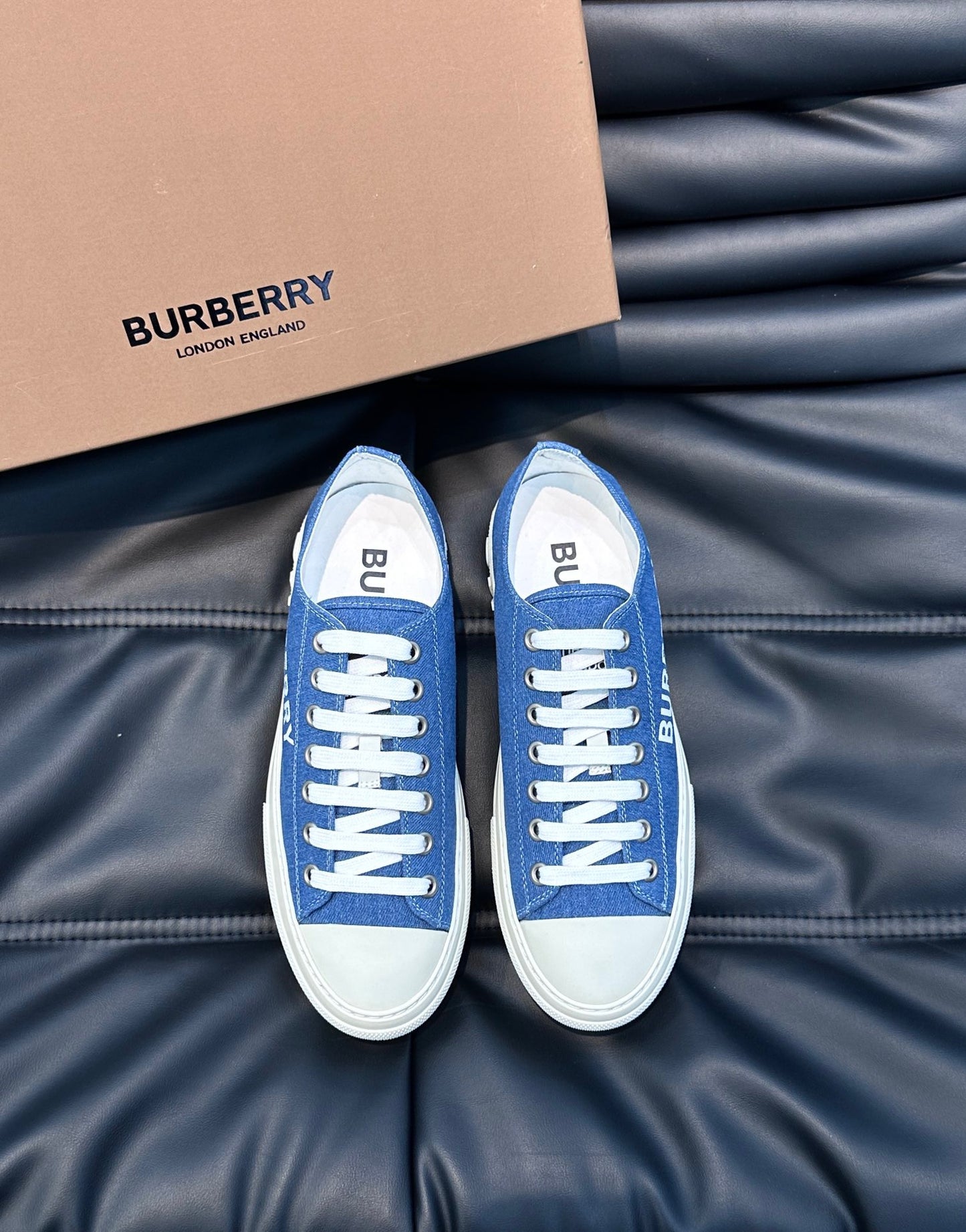 Mehrfarbige Schuhe