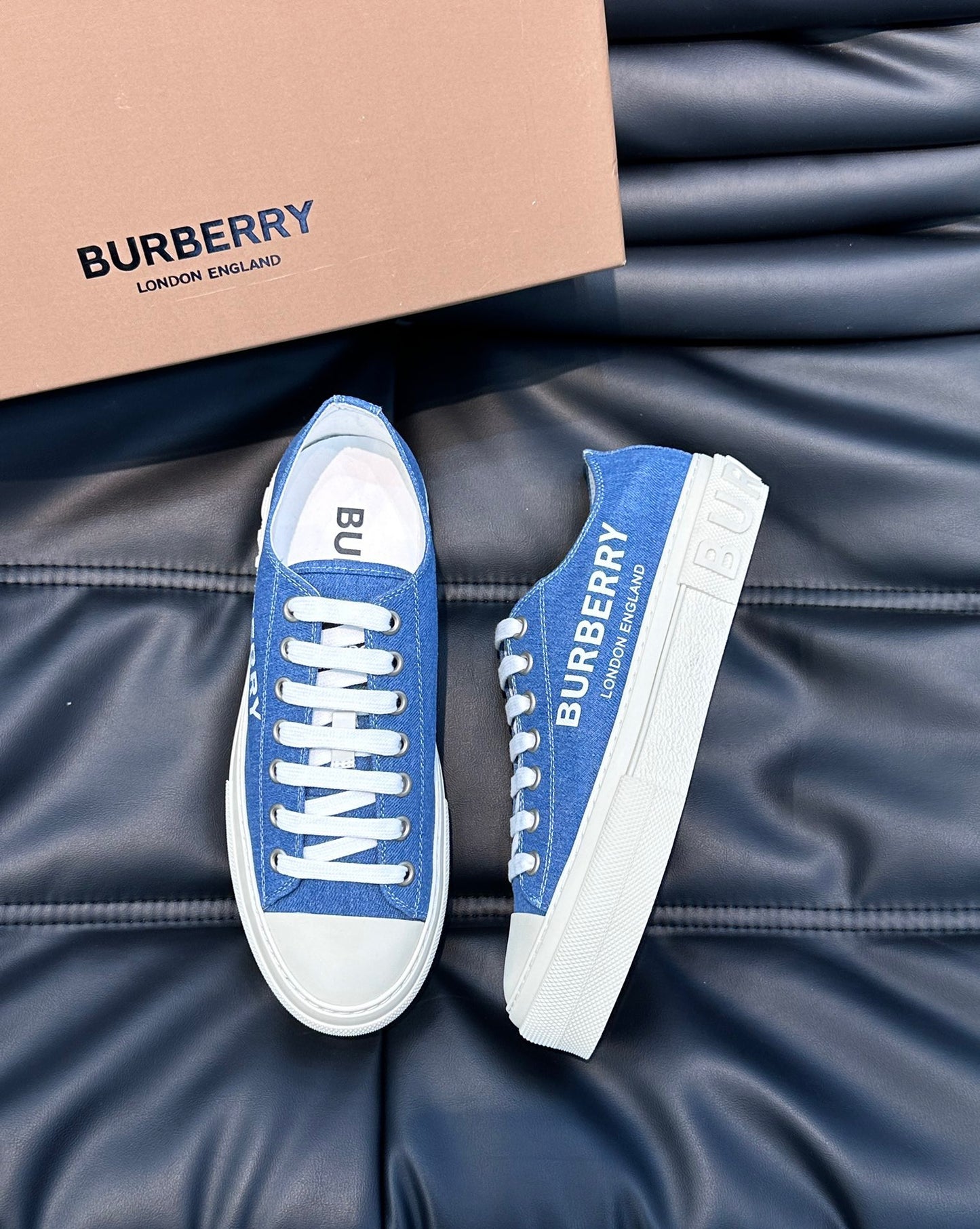Mehrfarbige Schuhe