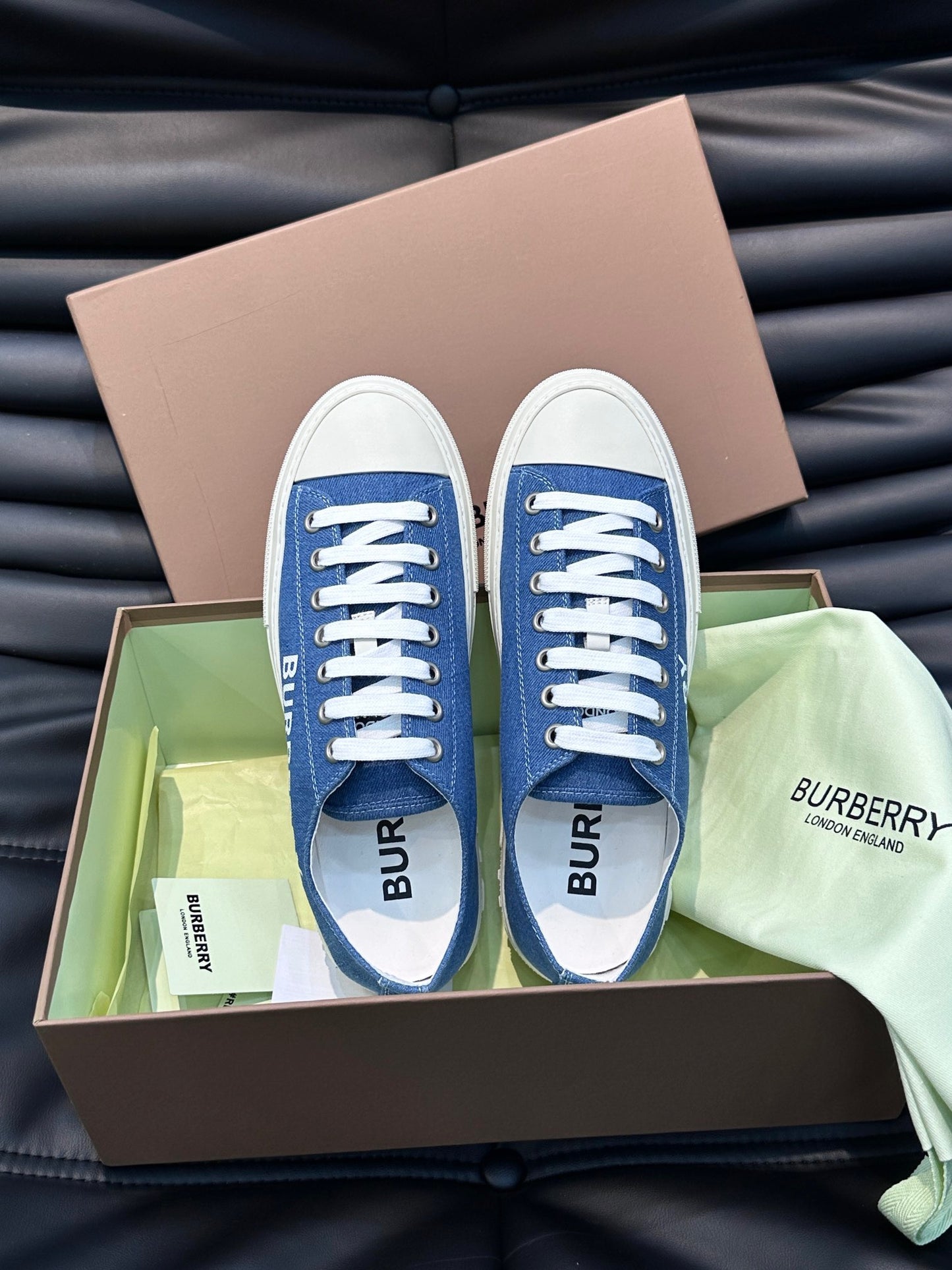Mehrfarbige Schuhe