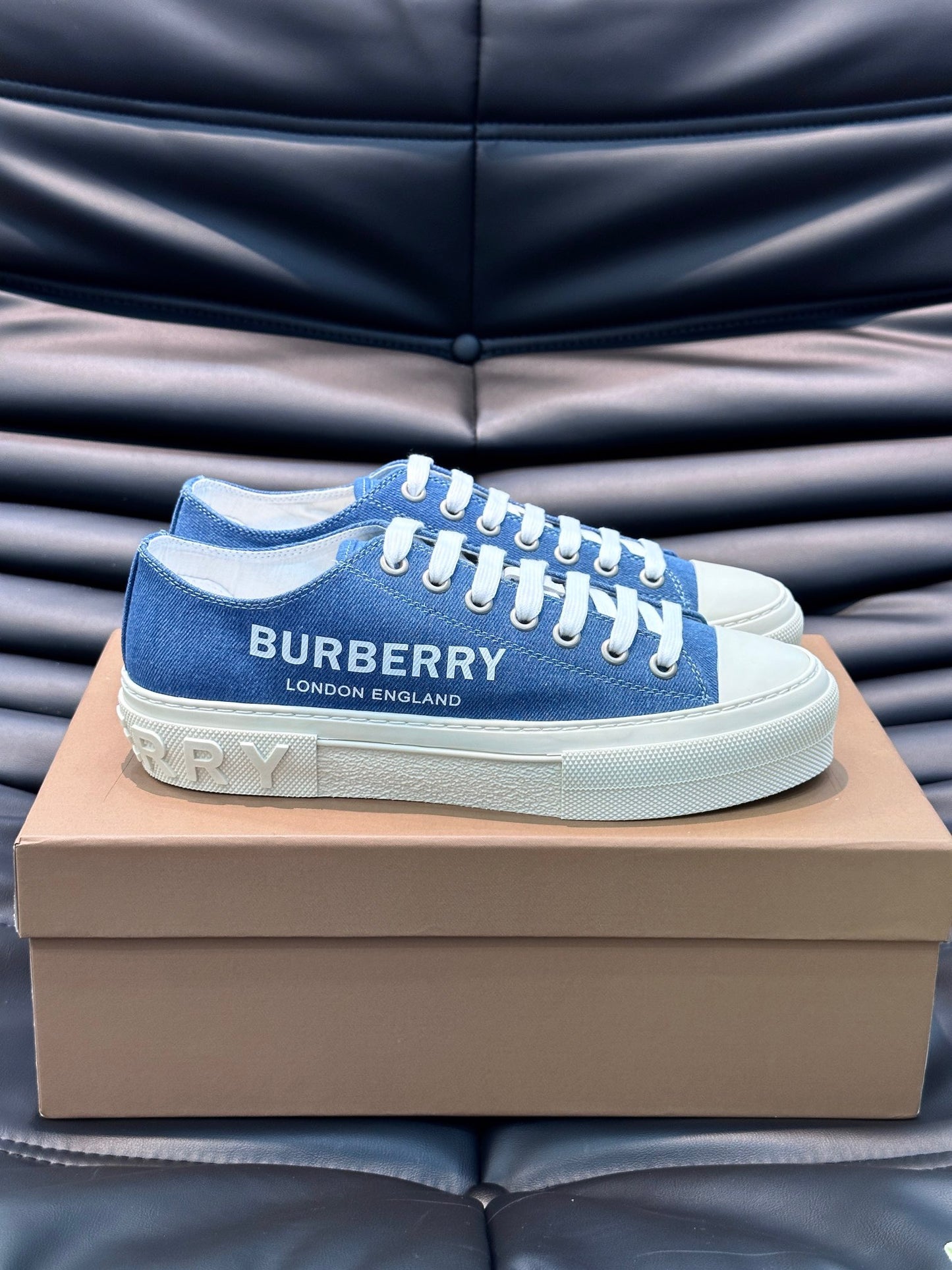 Mehrfarbige Schuhe