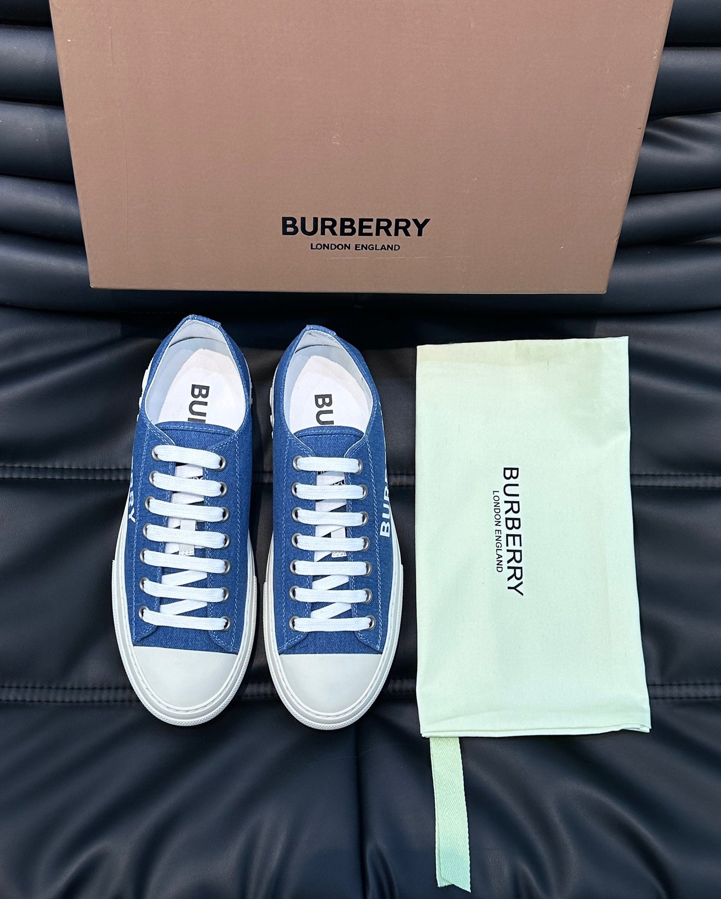 Mehrfarbige Schuhe