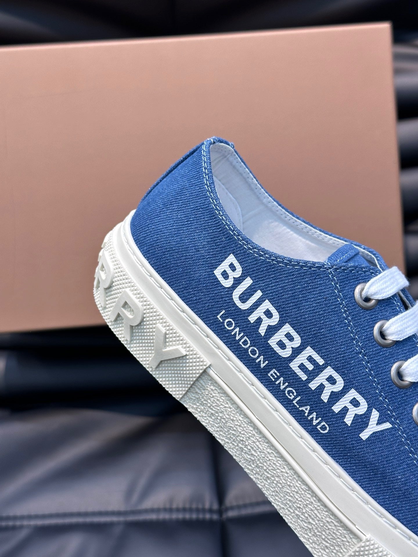 Mehrfarbige Schuhe