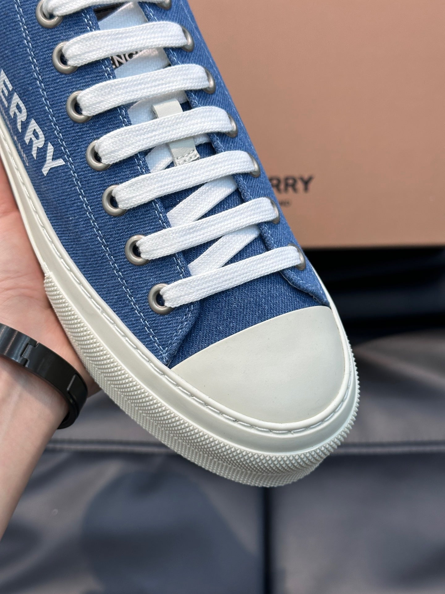 Mehrfarbige Schuhe