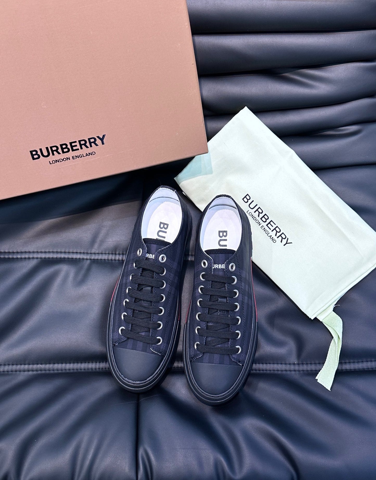 Mehrfarbige Schuhe