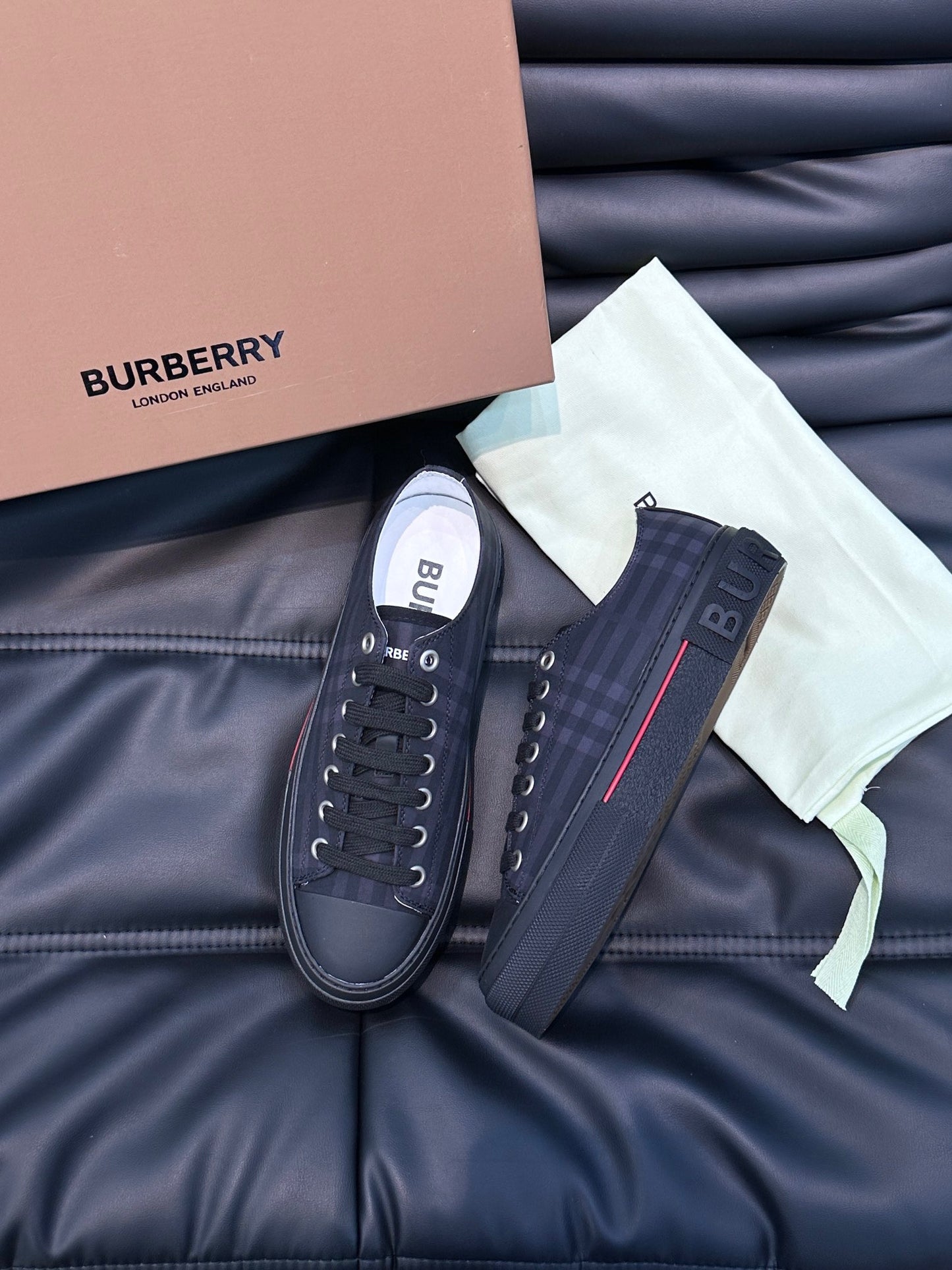Mehrfarbige Schuhe