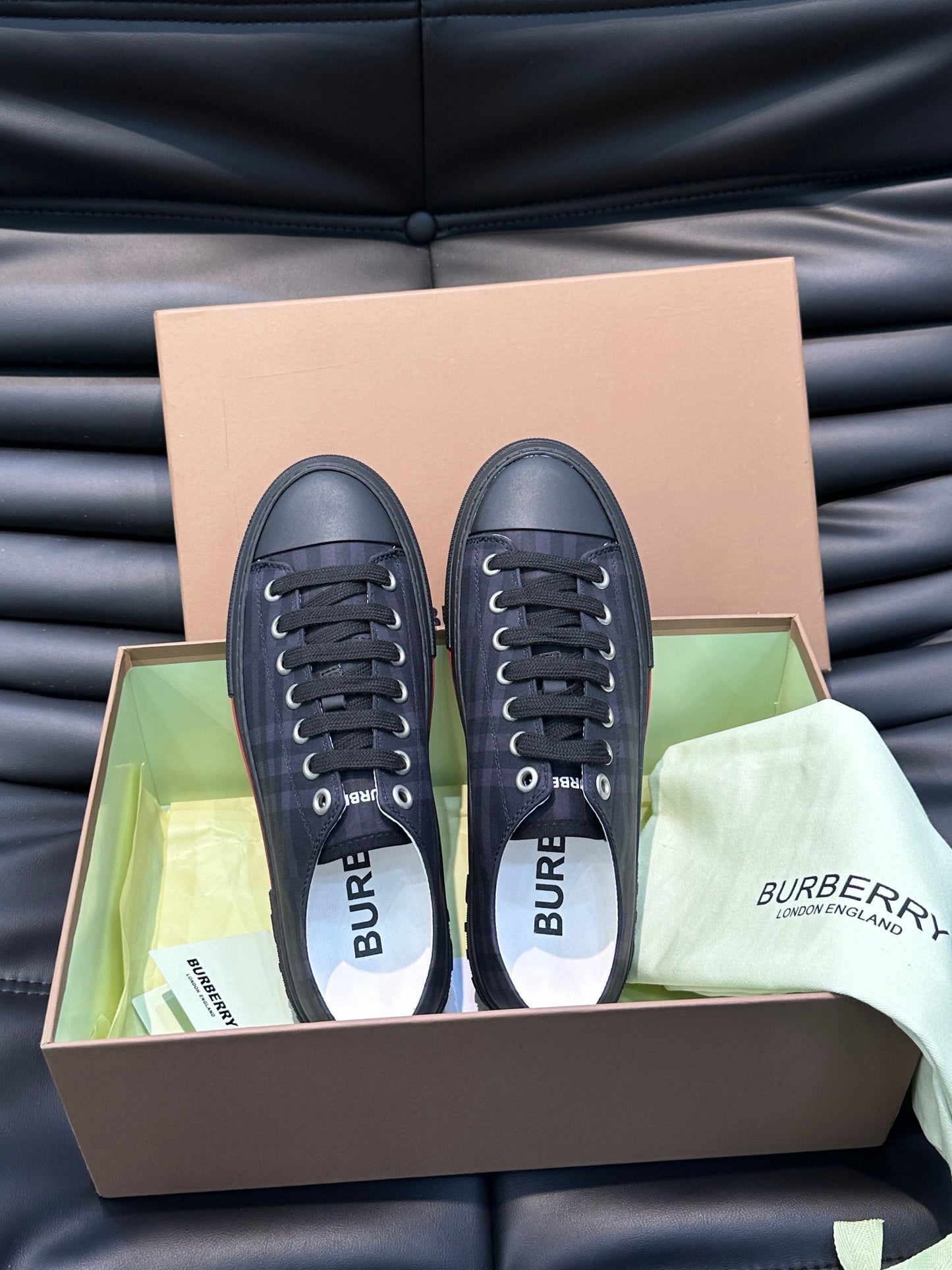 Mehrfarbige Schuhe