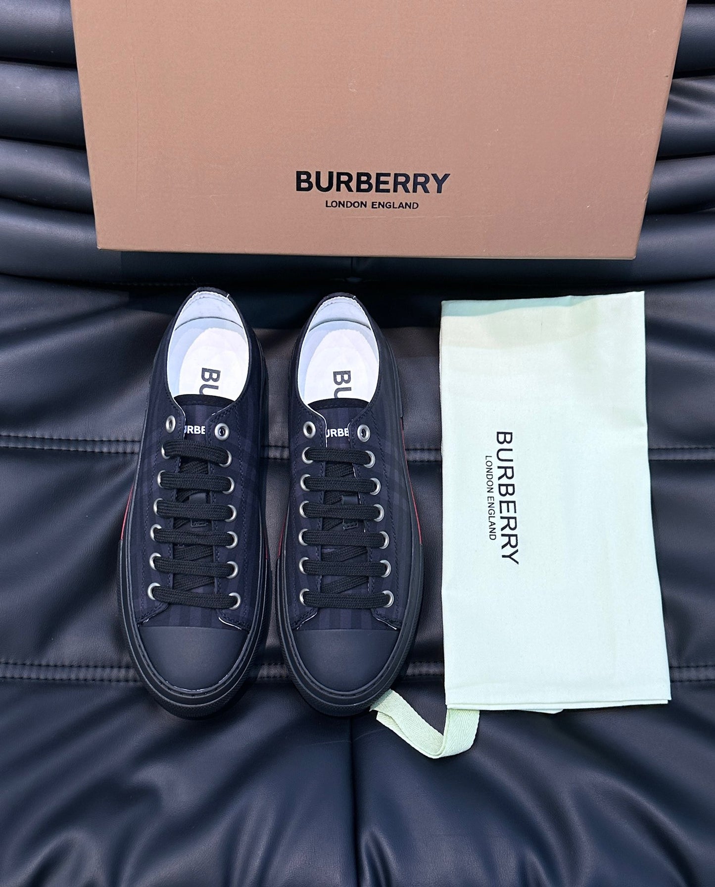 Mehrfarbige Schuhe