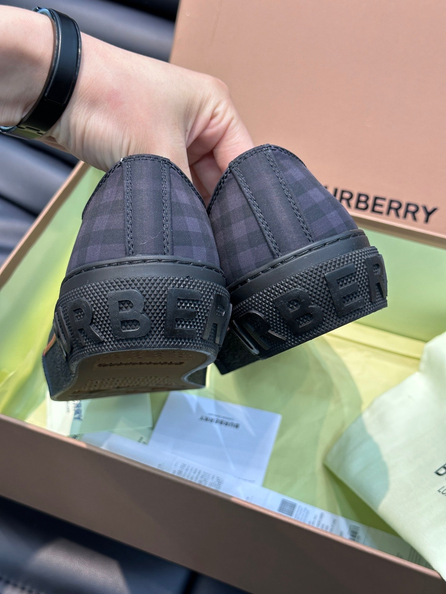 Mehrfarbige Schuhe