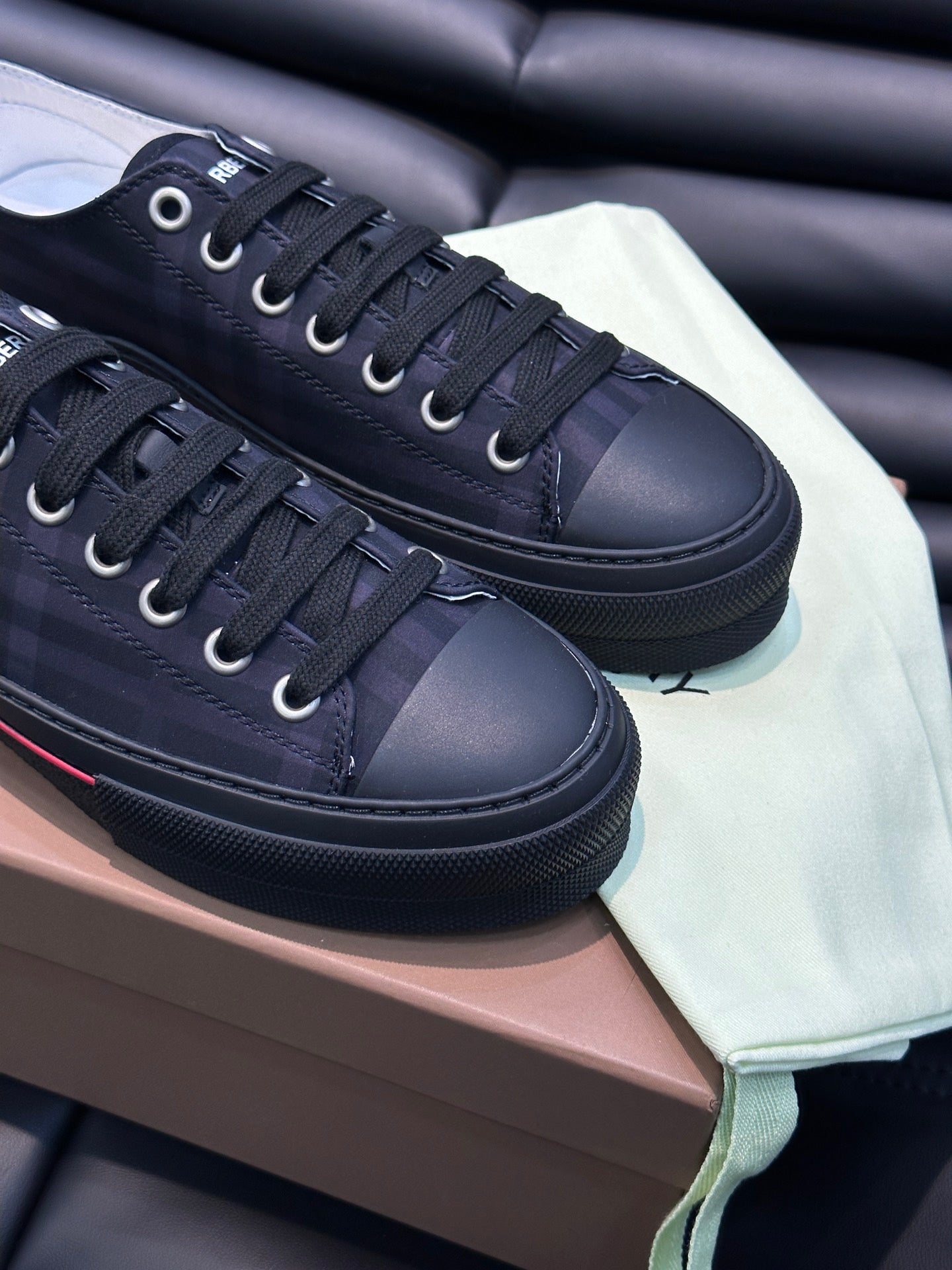 Mehrfarbige Schuhe