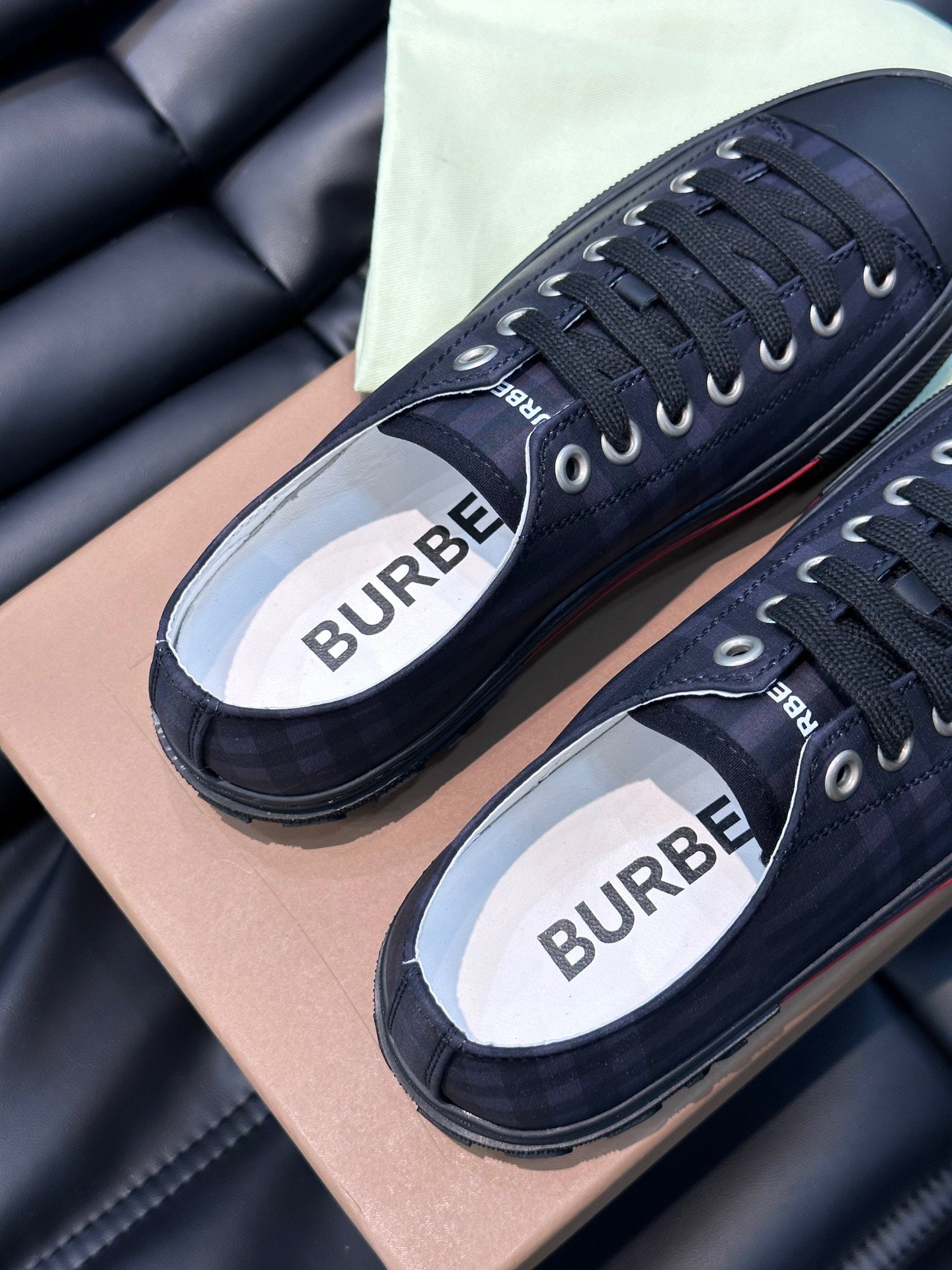 Mehrfarbige Schuhe