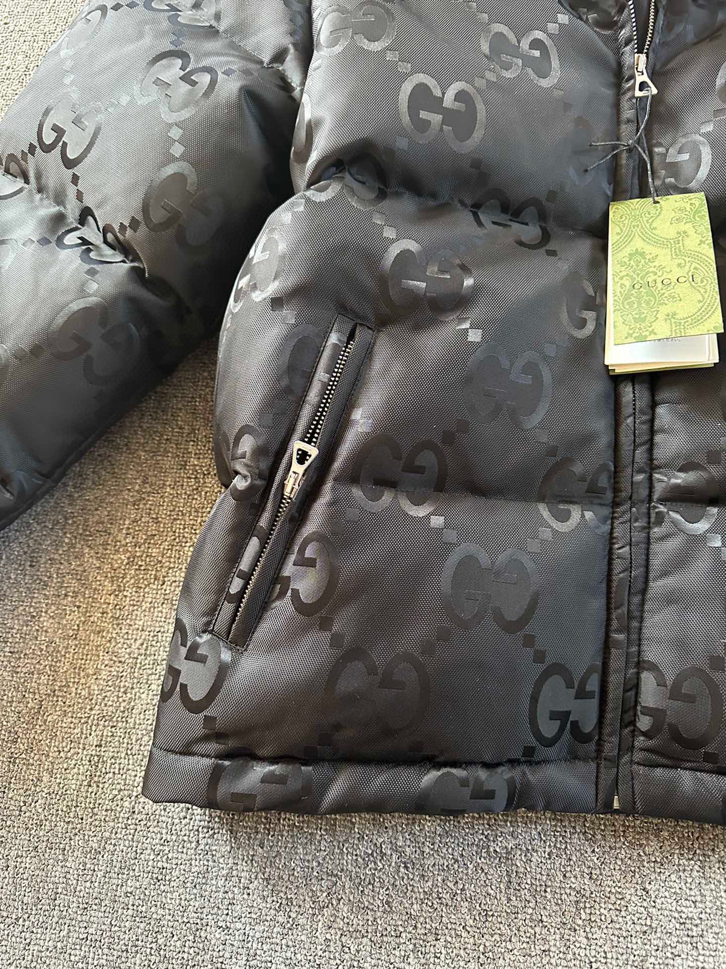 Schwarze und graue Jacken